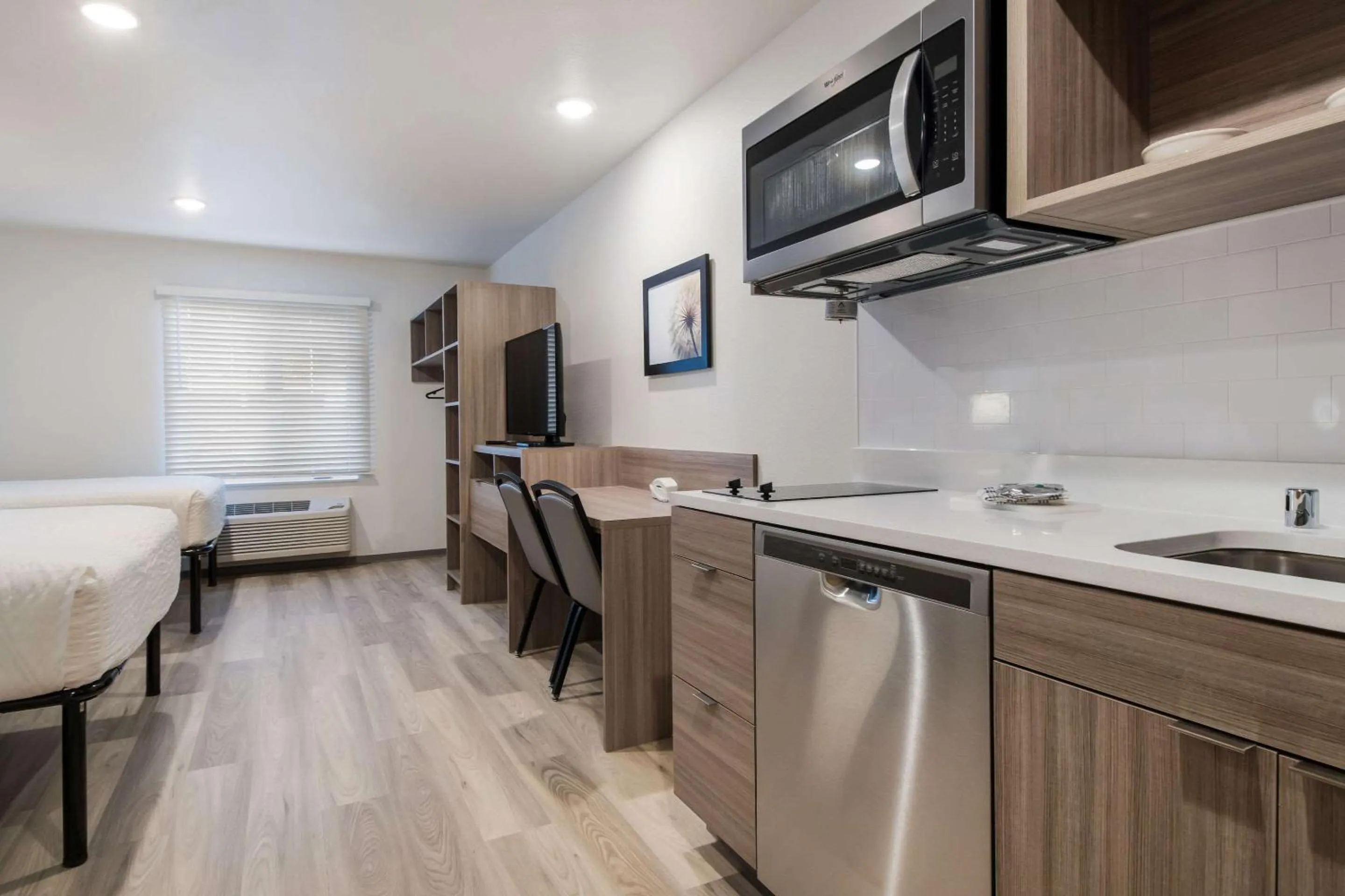 Kitchen or kitchenette, Bed in WoodSpring Suites Portland Vancouver