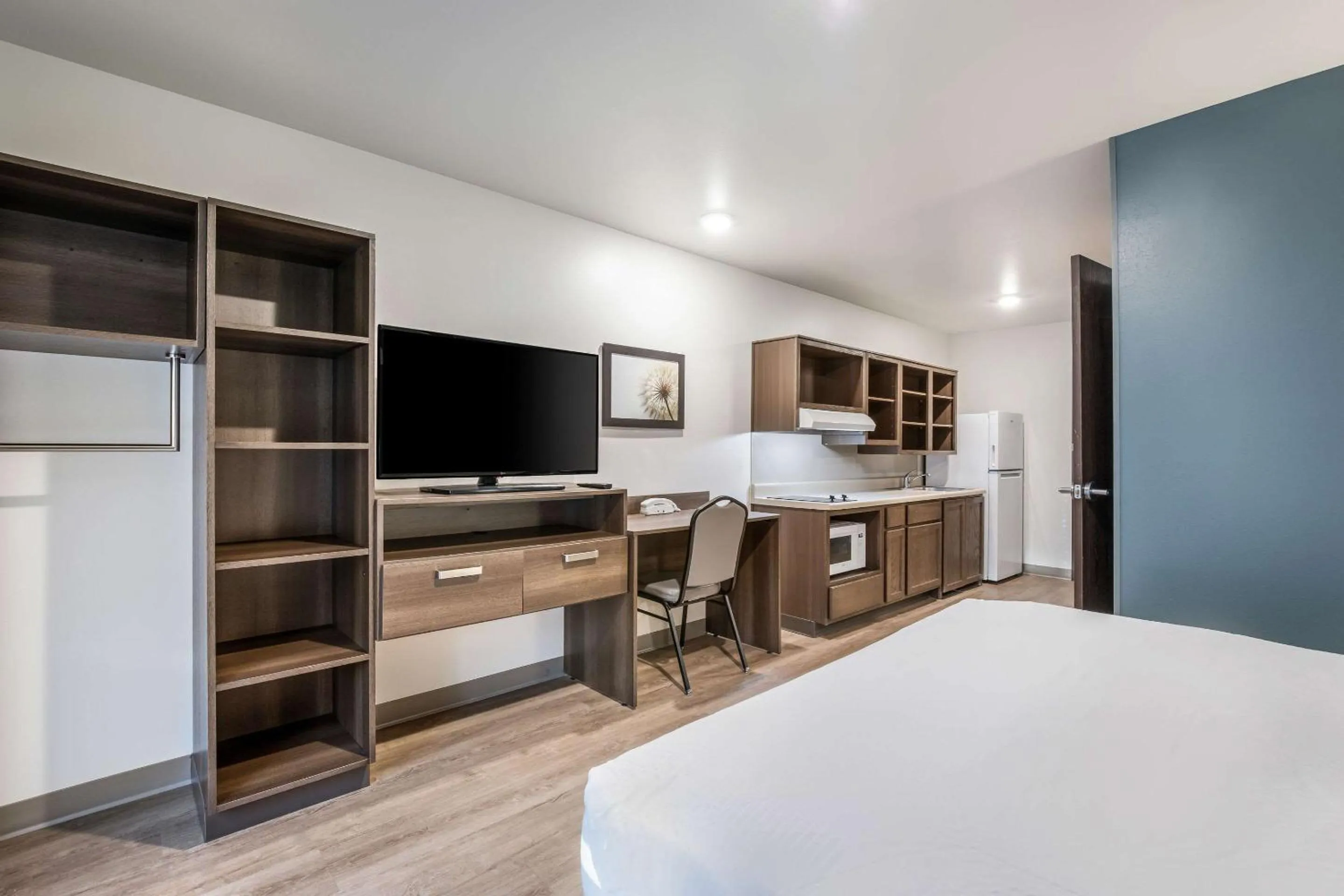 Bedroom in WoodSpring Suites Gurnee - Chicago