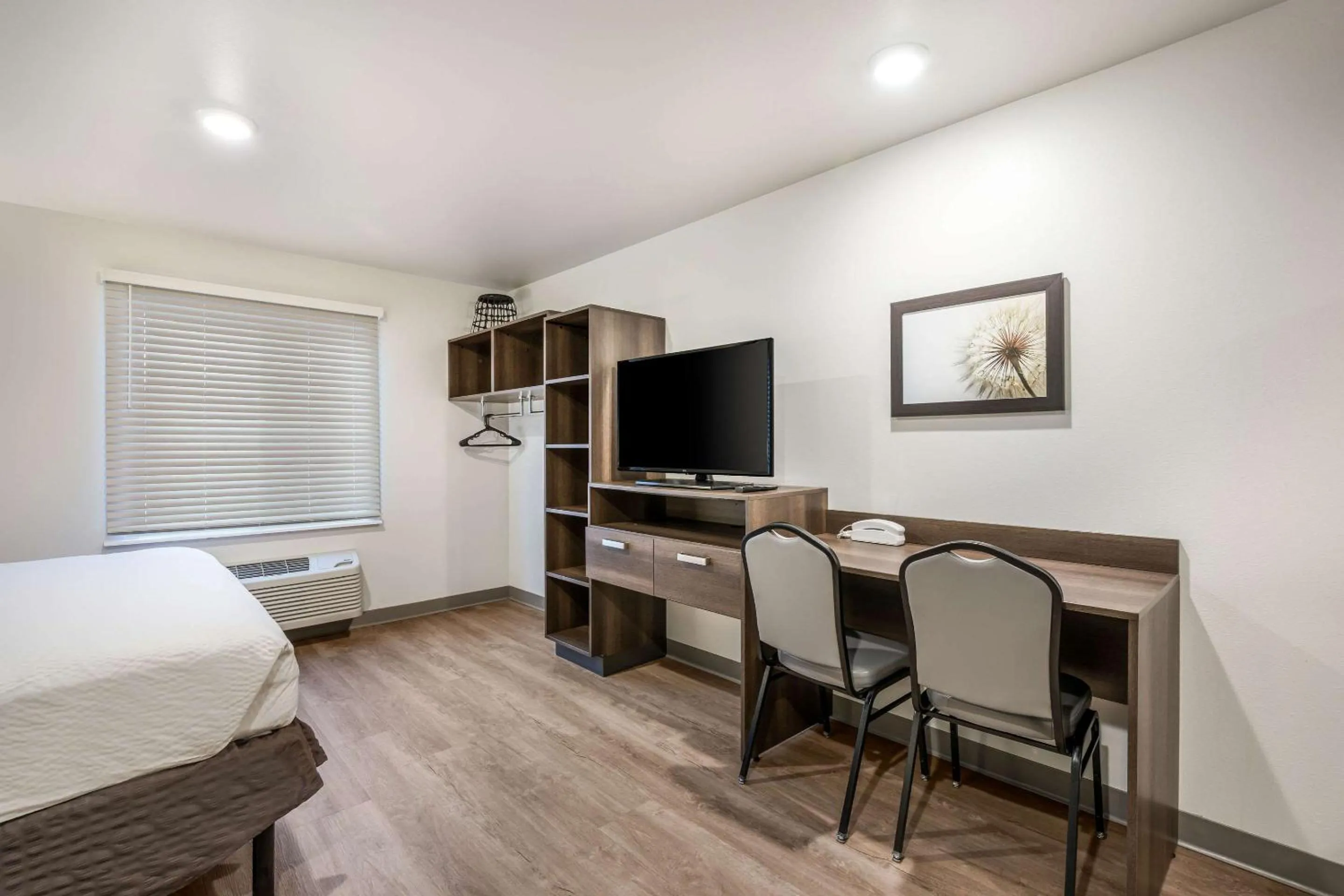 Bedroom, Bed in WoodSpring Suites Gurnee - Chicago