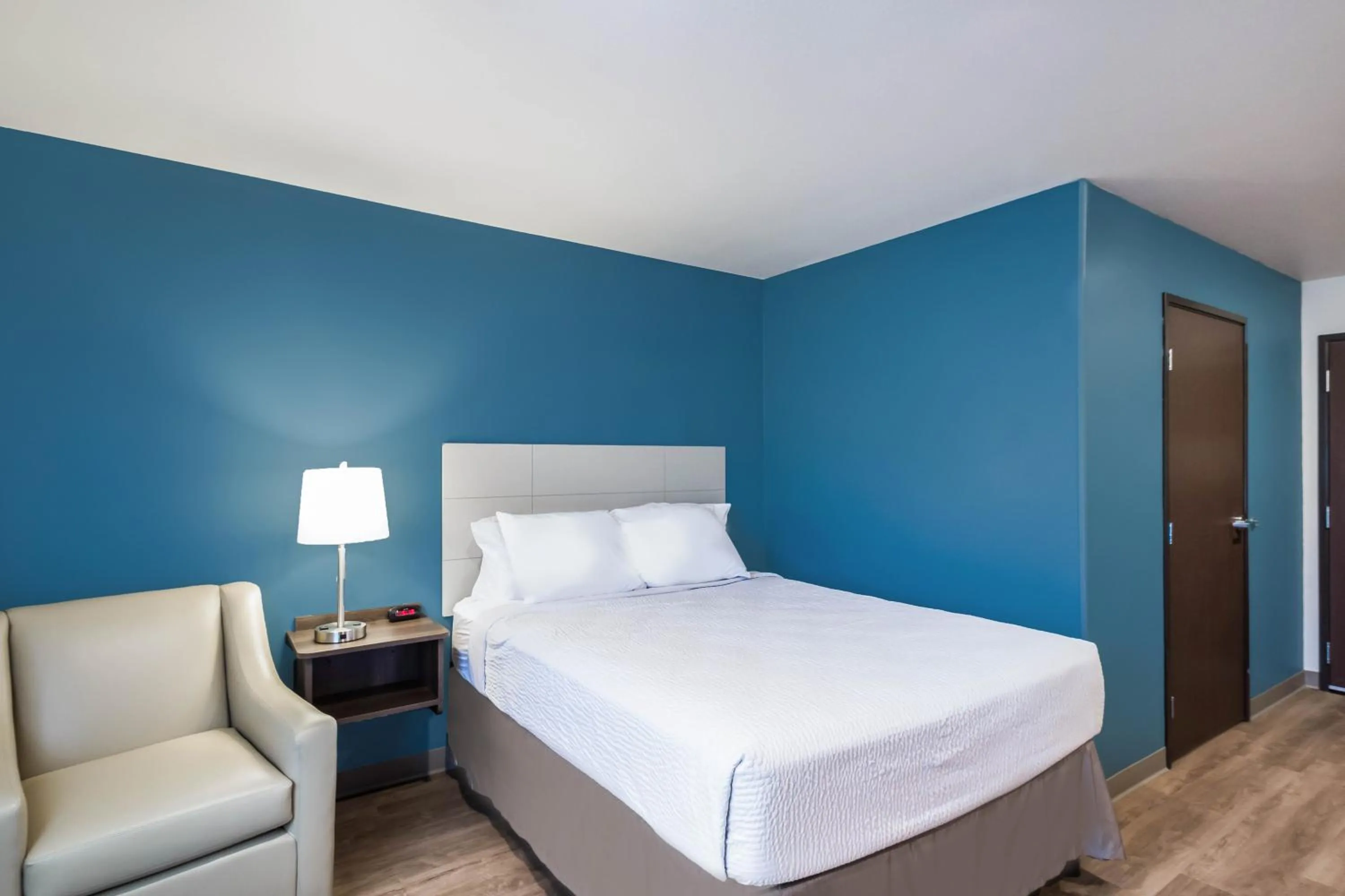 Bedroom, Bed in WoodSpring Suites Gurnee - Chicago