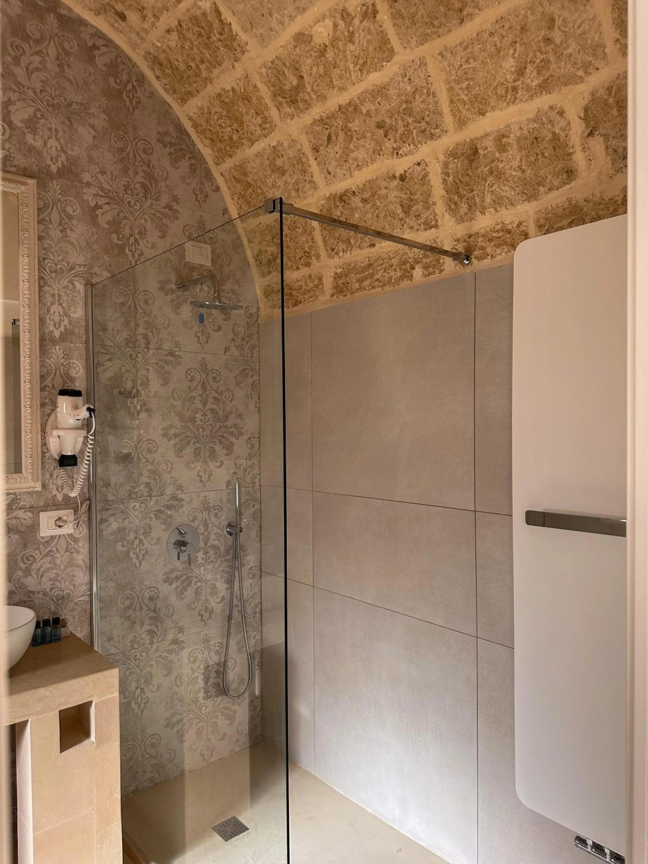 Shower in Palazzo Alma luxury rooms