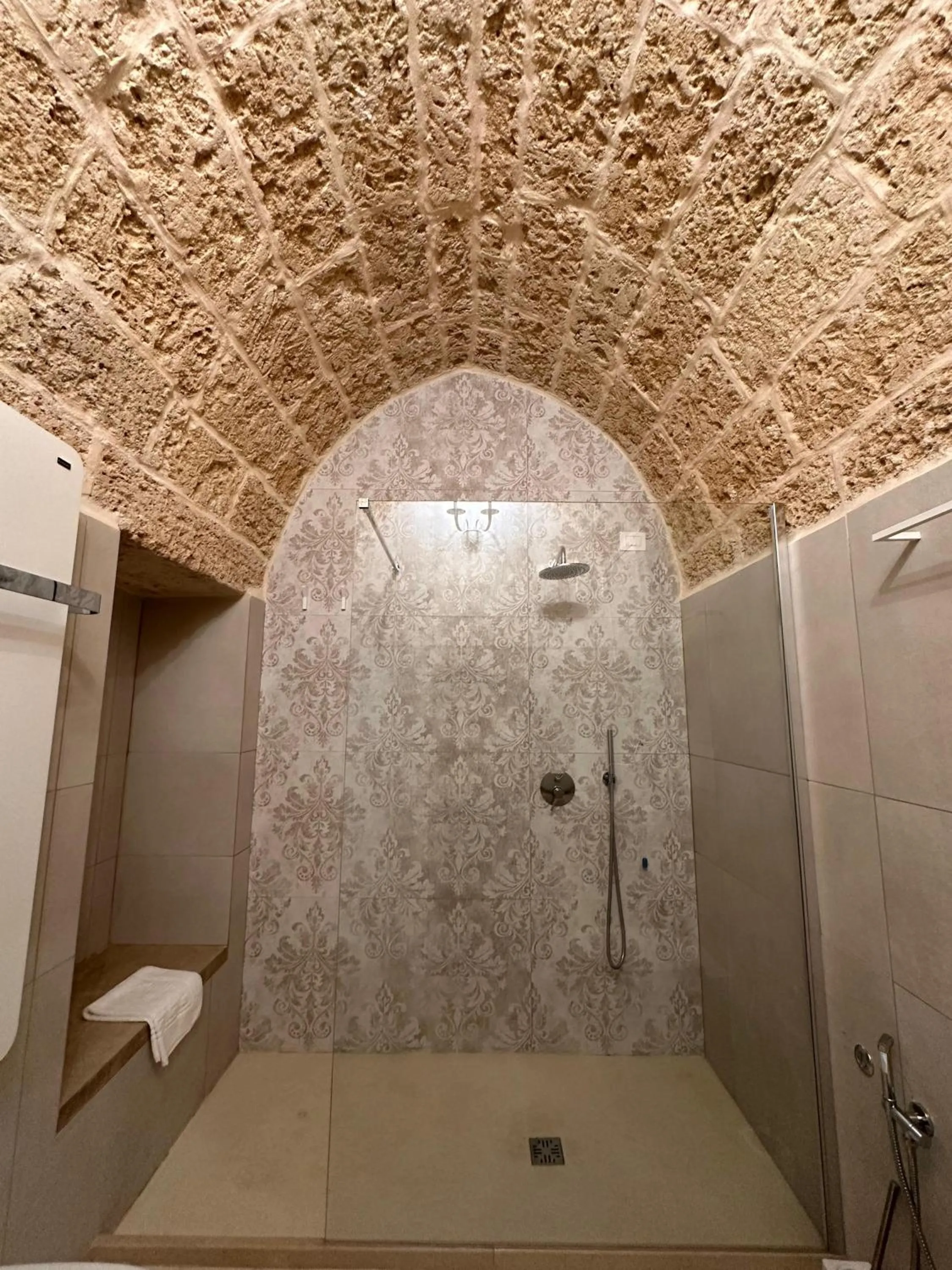 Shower in Palazzo Alma luxury rooms