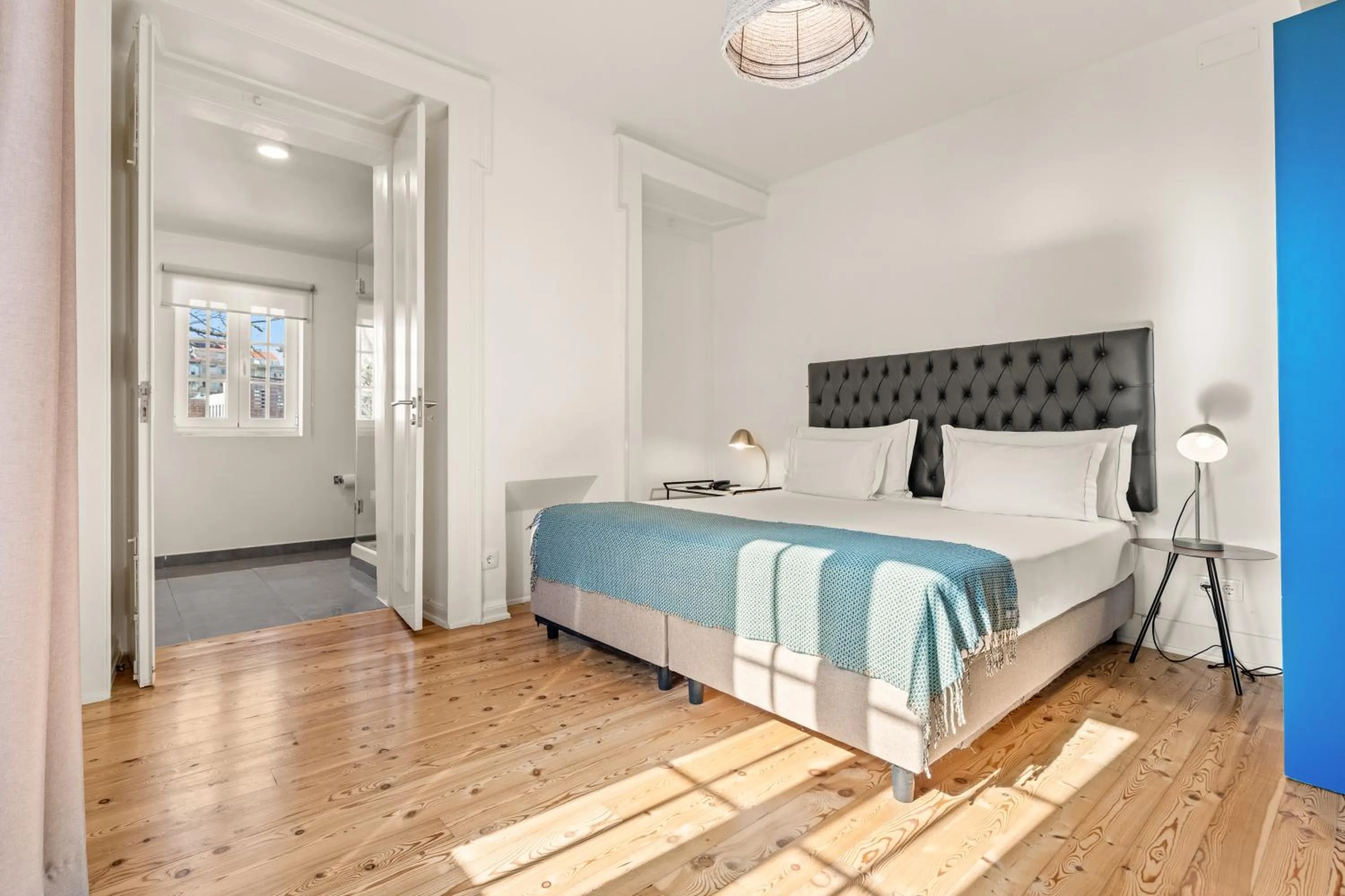 Bedroom, Bed in Jardim da Lapa by Shiadu