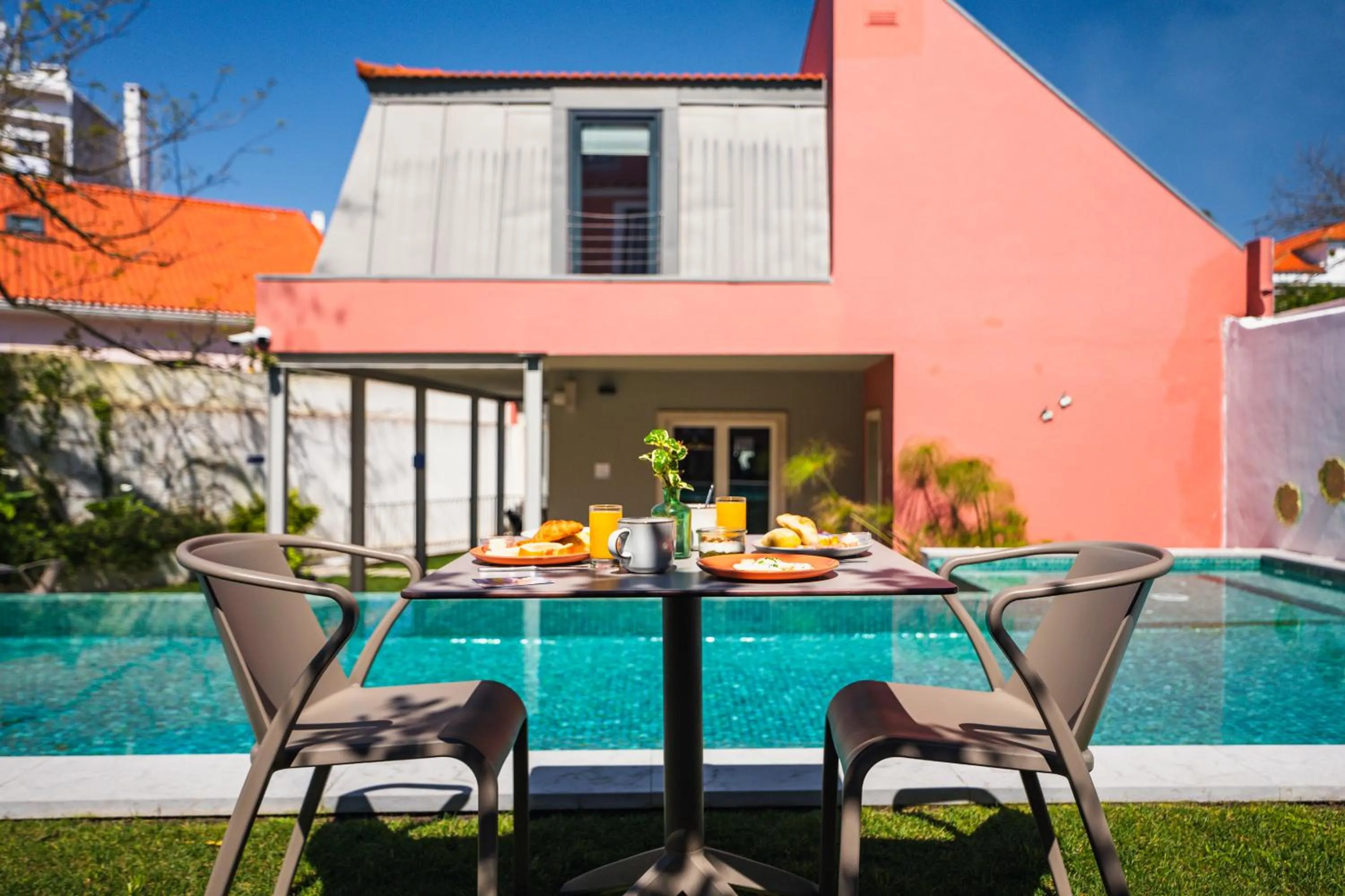 Swimming pool in Jardim da Lapa by Shiadu