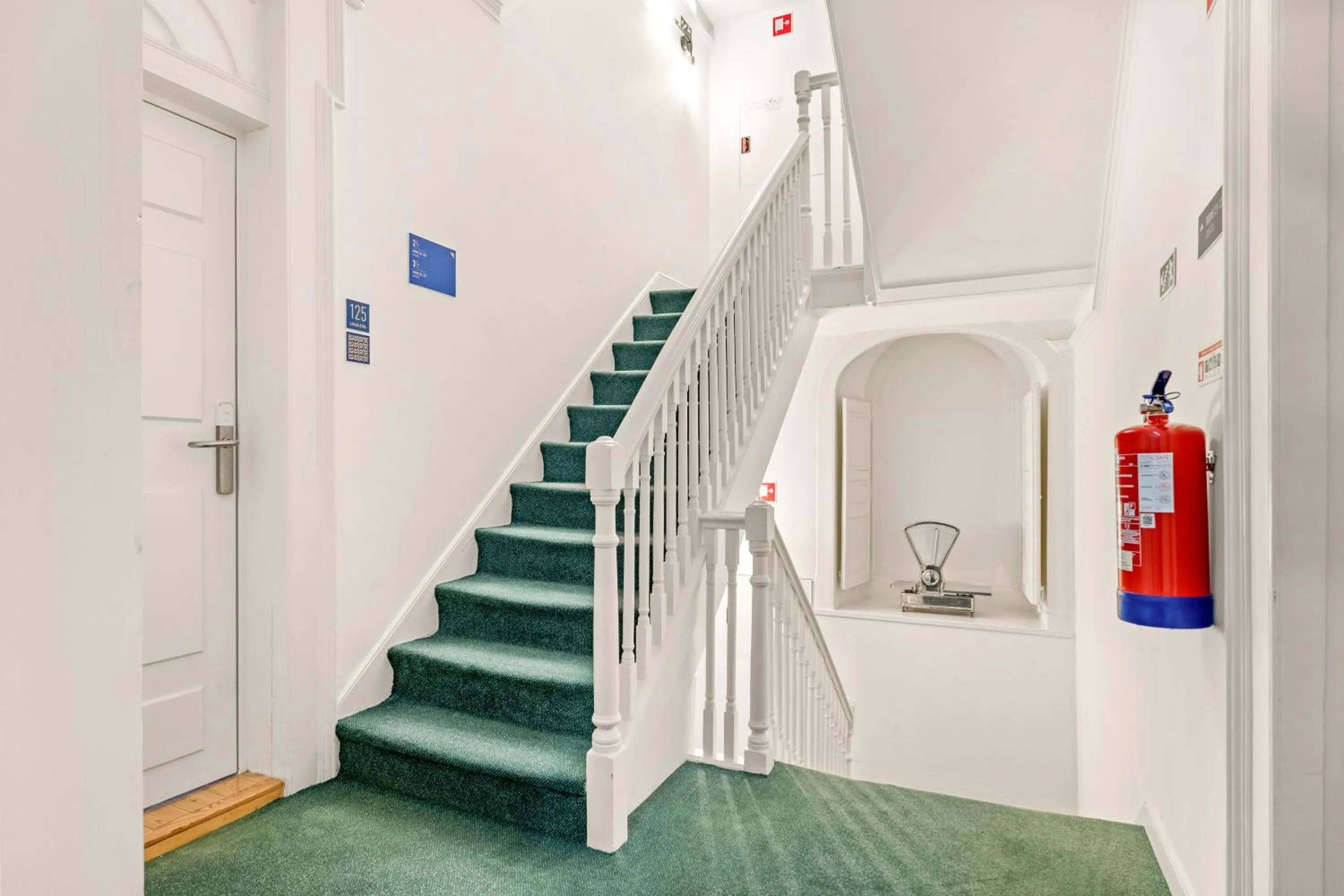 Property building in Jardim da Lapa by Shiadu