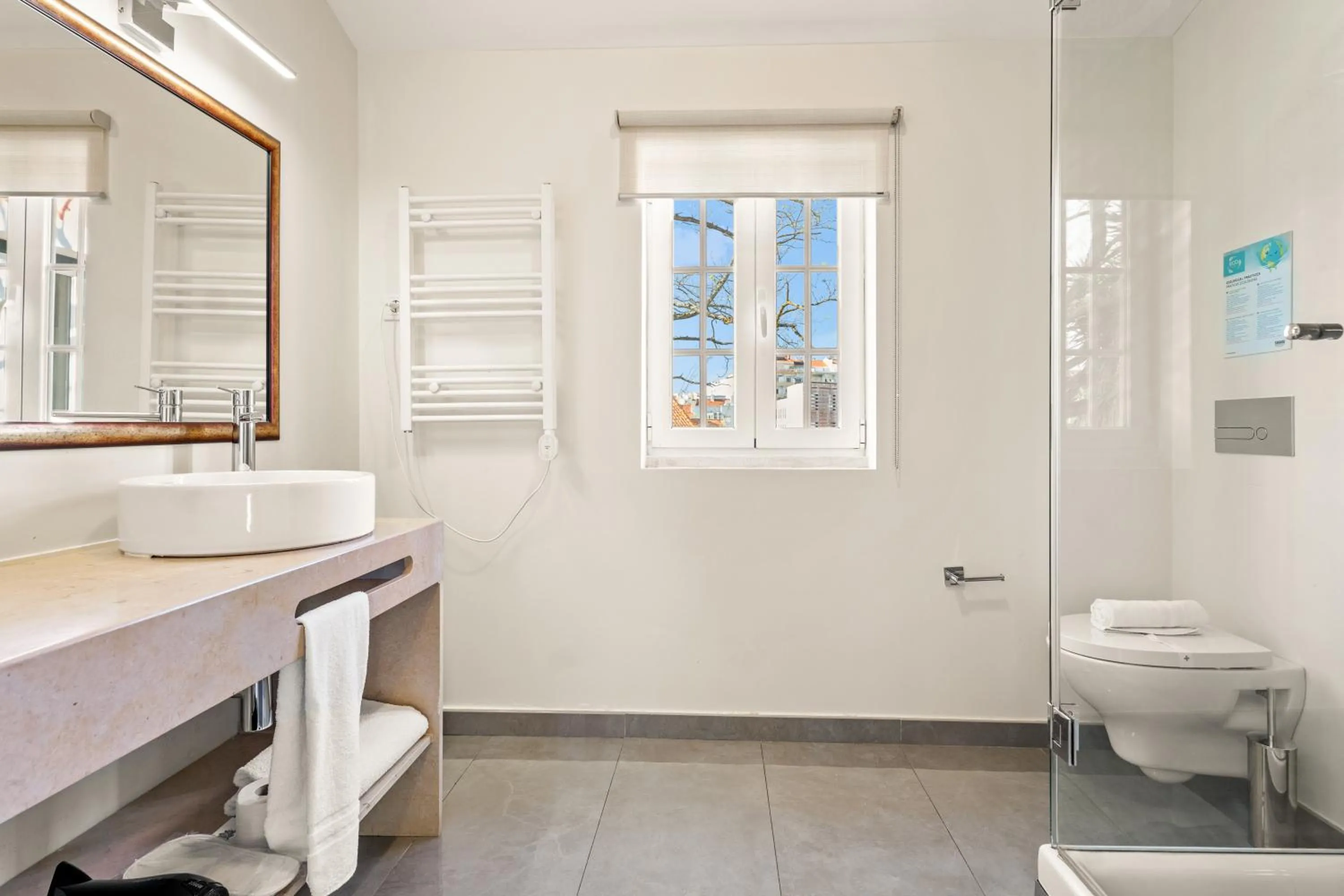 Bathroom in Jardim da Lapa by Shiadu