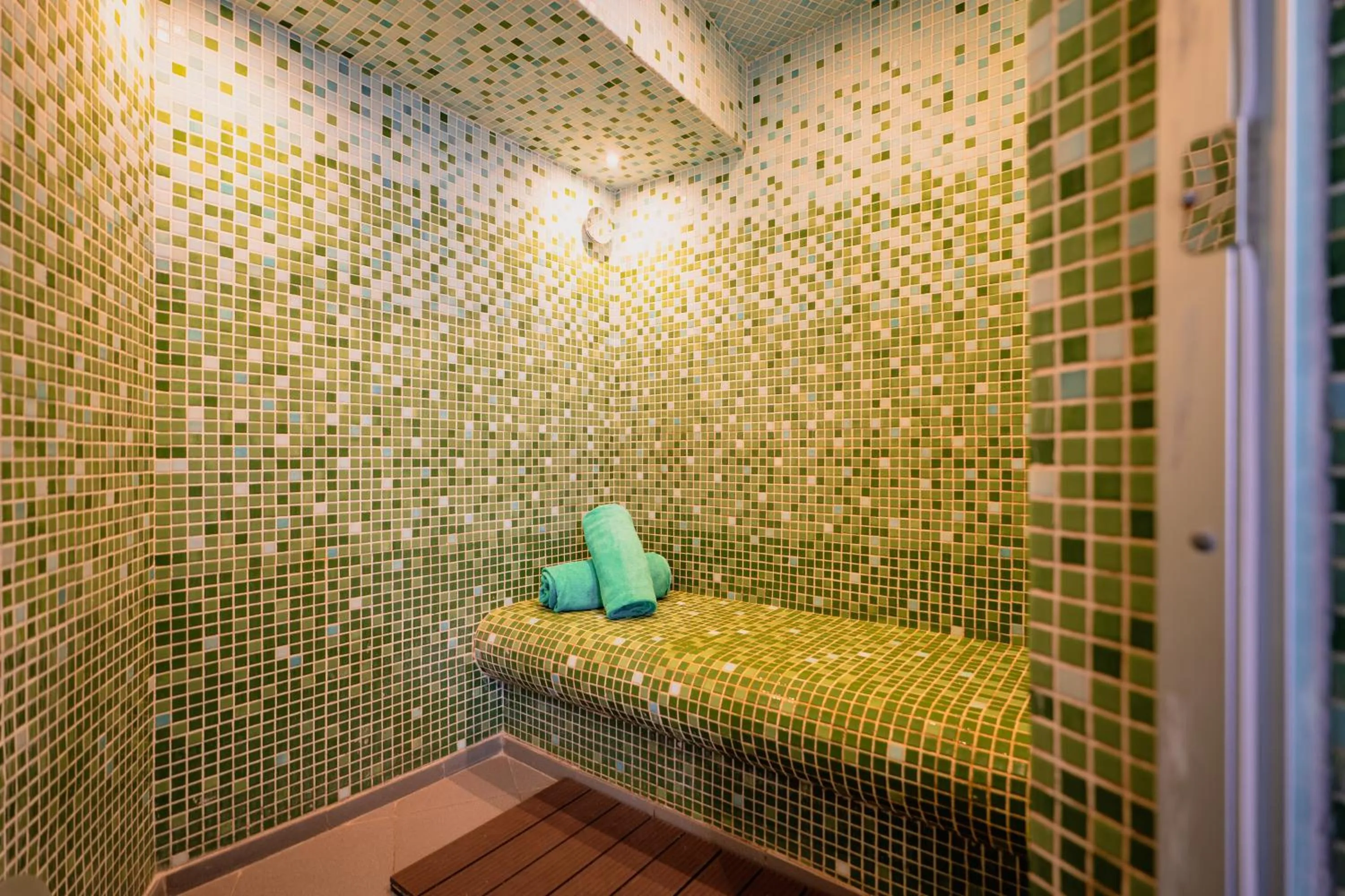 Steam room in Jardim da Lapa by Shiadu