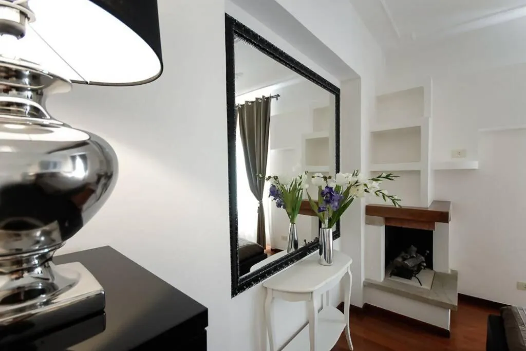 Decorative detail in Banchi - Classic apartment between Navona and Campo dei Fiori