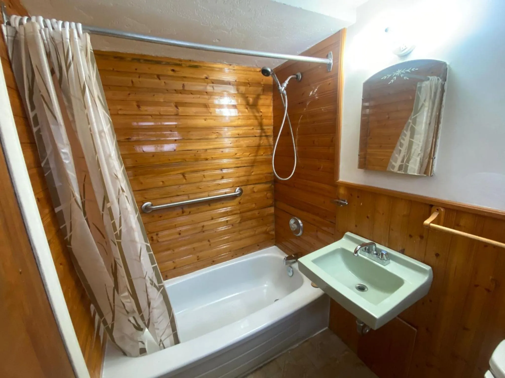 Bathroom in Hillcrest Motel