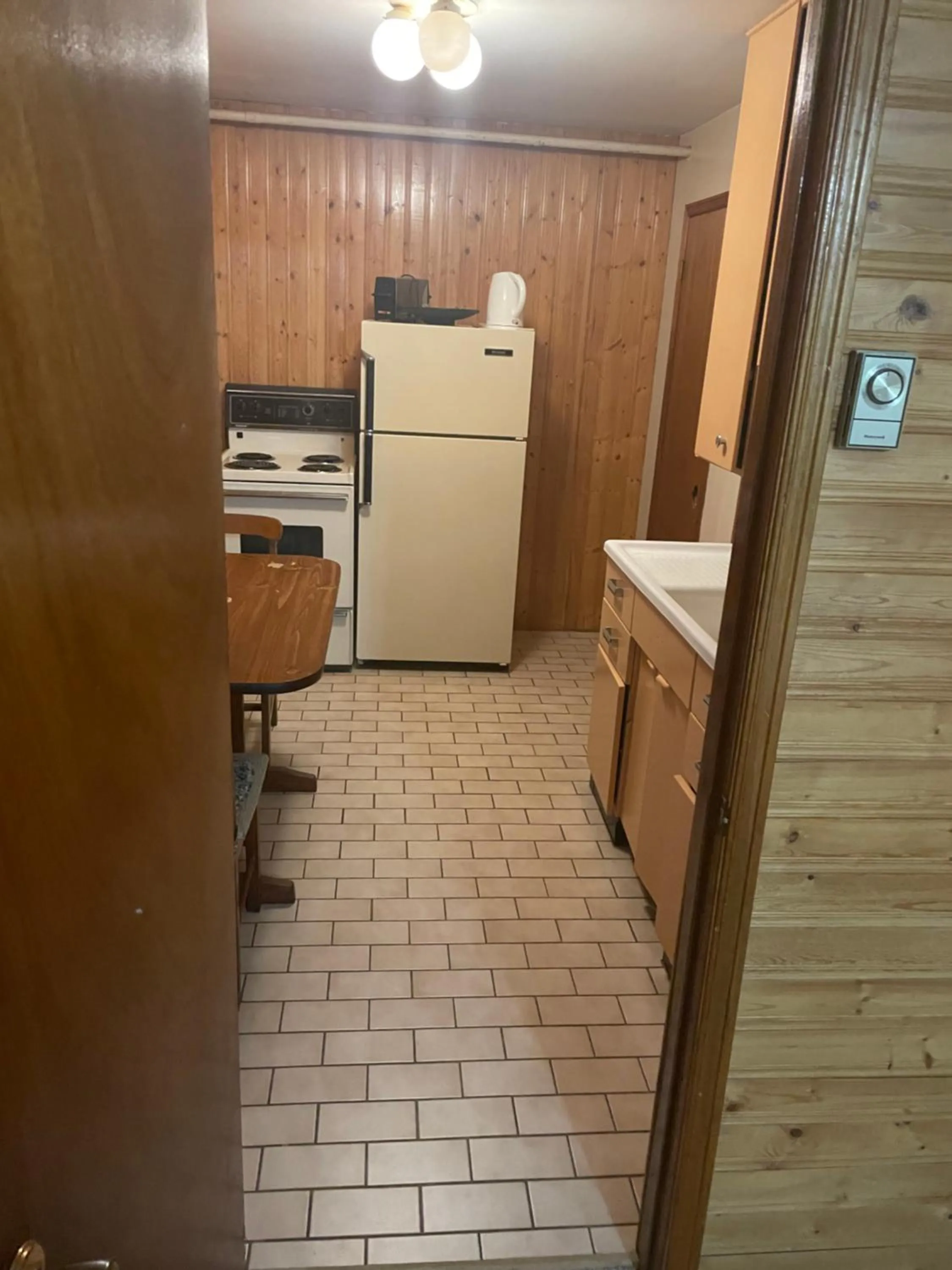 Kitchen or kitchenette in Hillcrest Motel
