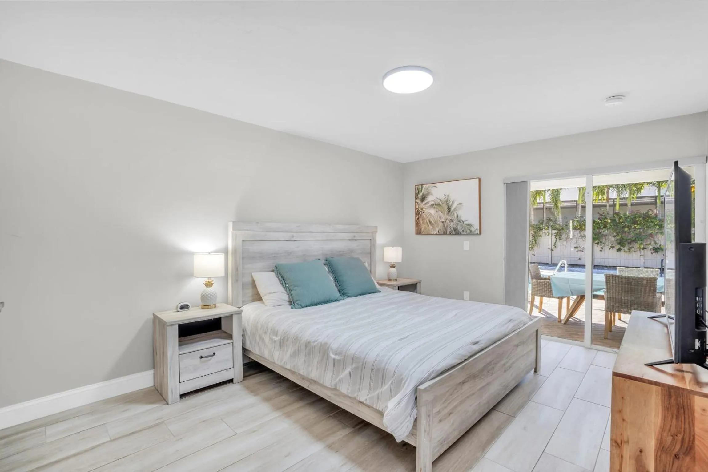 Bed in Relax Poolside & Walk or Bike to the Beach From This Amazing Naples Pool Home!