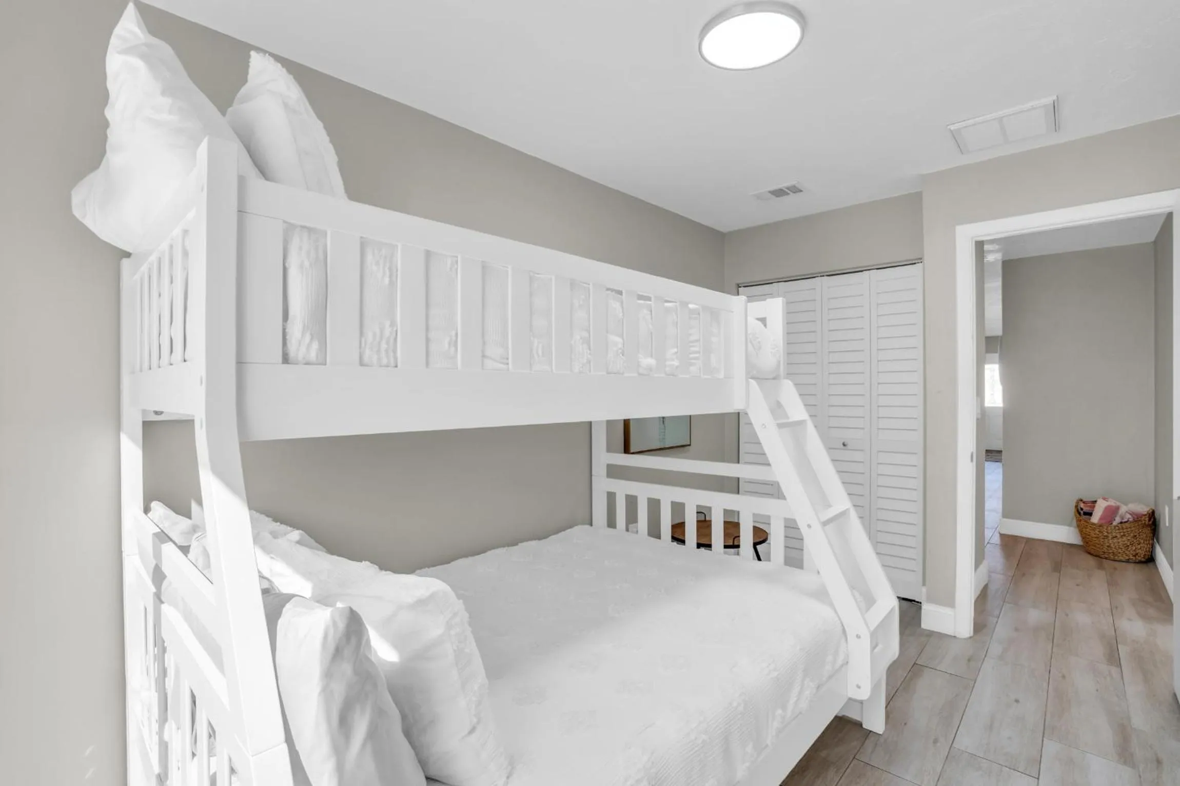 Bed in Relax Poolside & Walk or Bike to the Beach From This Amazing Naples Pool Home!