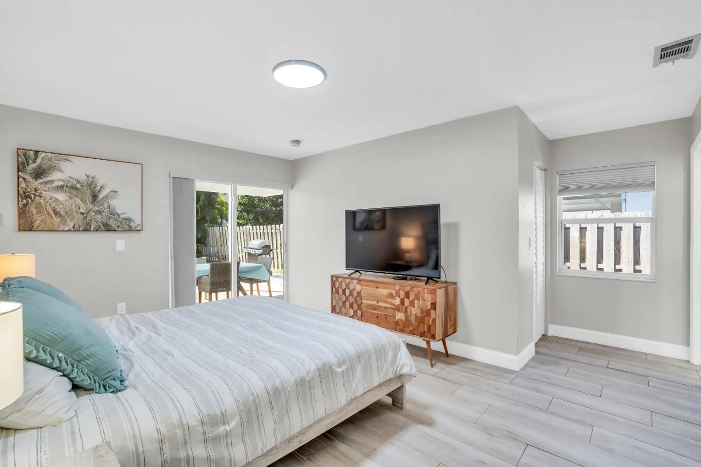 Bed in Relax Poolside & Walk or Bike to the Beach From This Amazing Naples Pool Home!