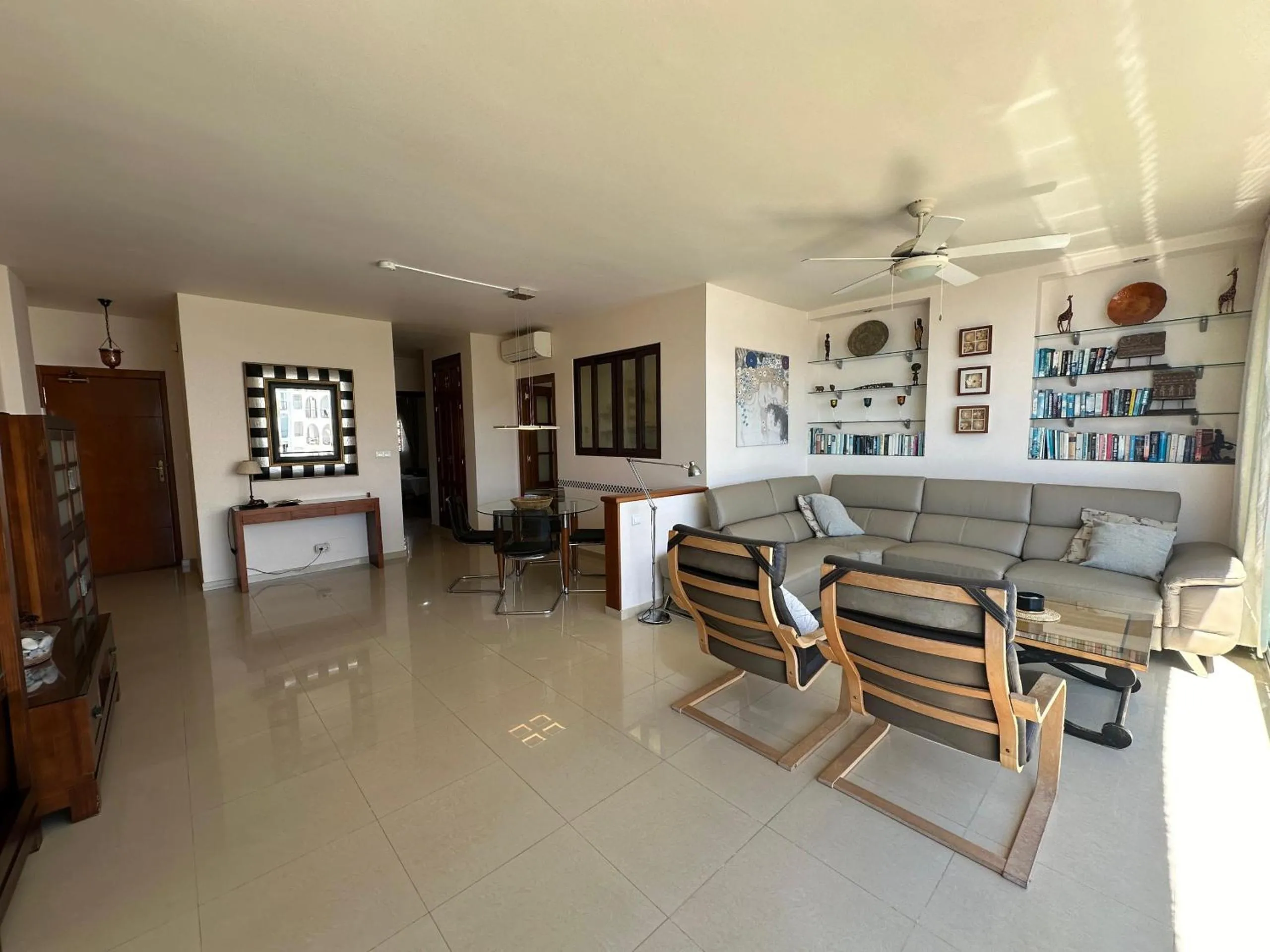Communal lounge/ TV room in R1345 Carabeo 1-42, Access to the Beach