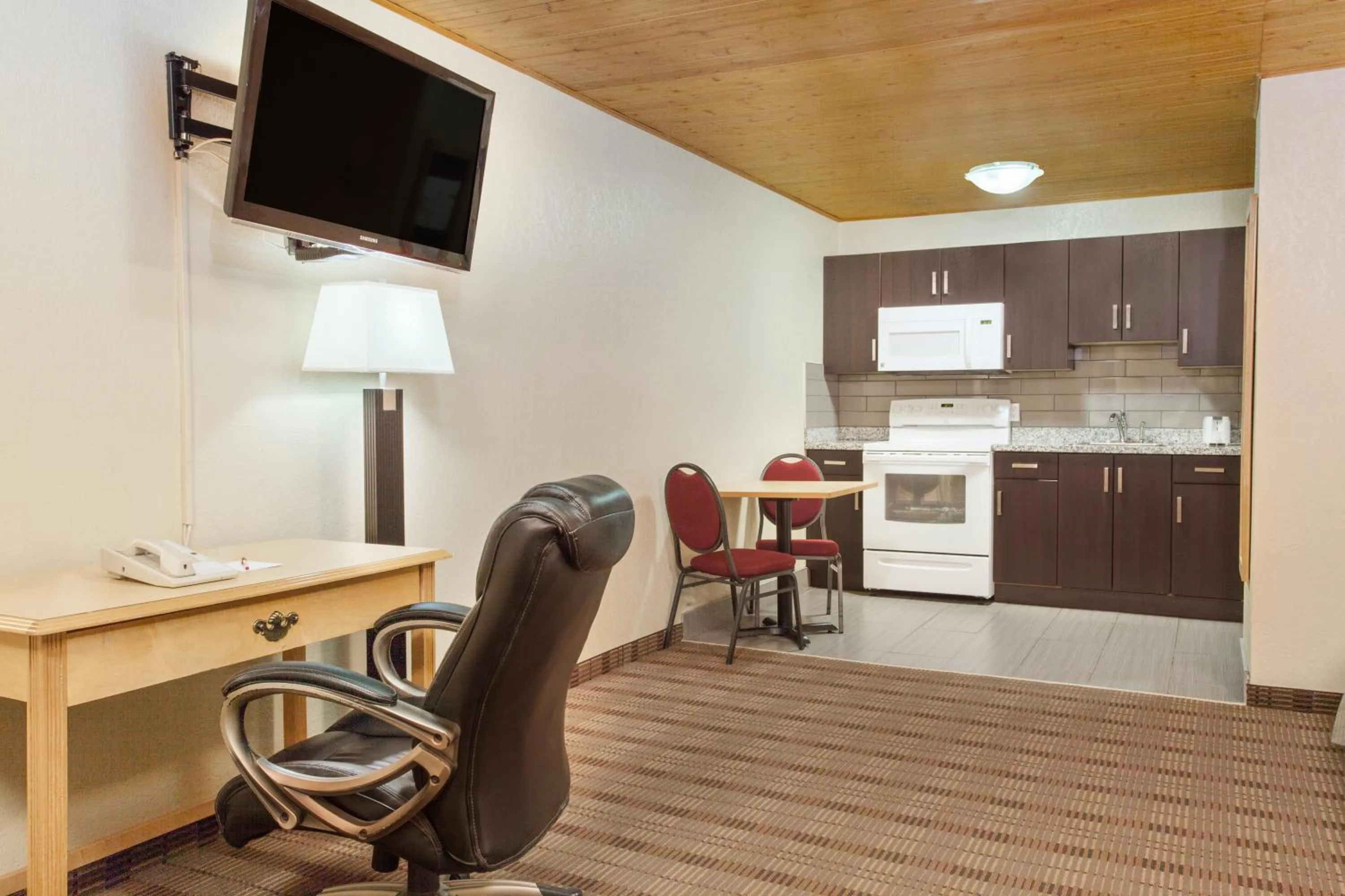 Kitchen or kitchenette in Econo Lodge Inn & Suites