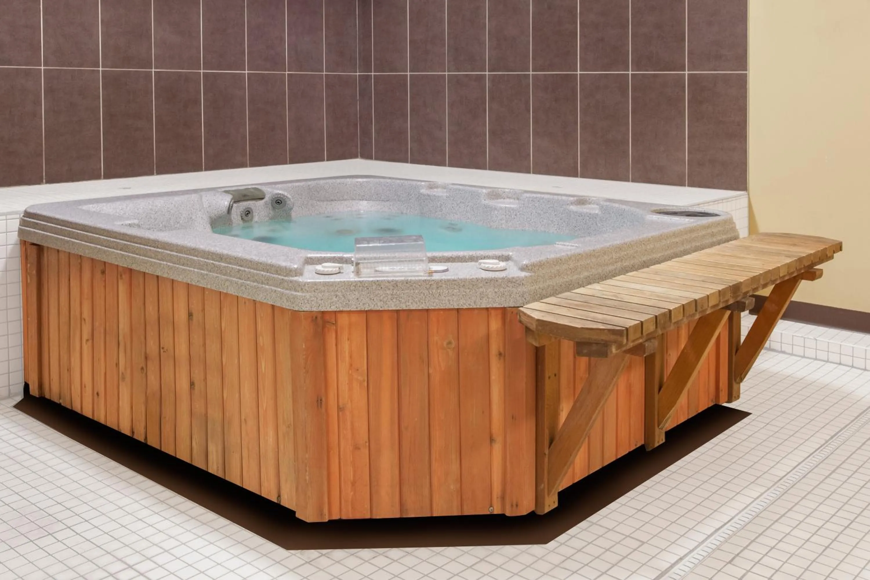 Hot Tub in Econo Lodge Inn & Suites