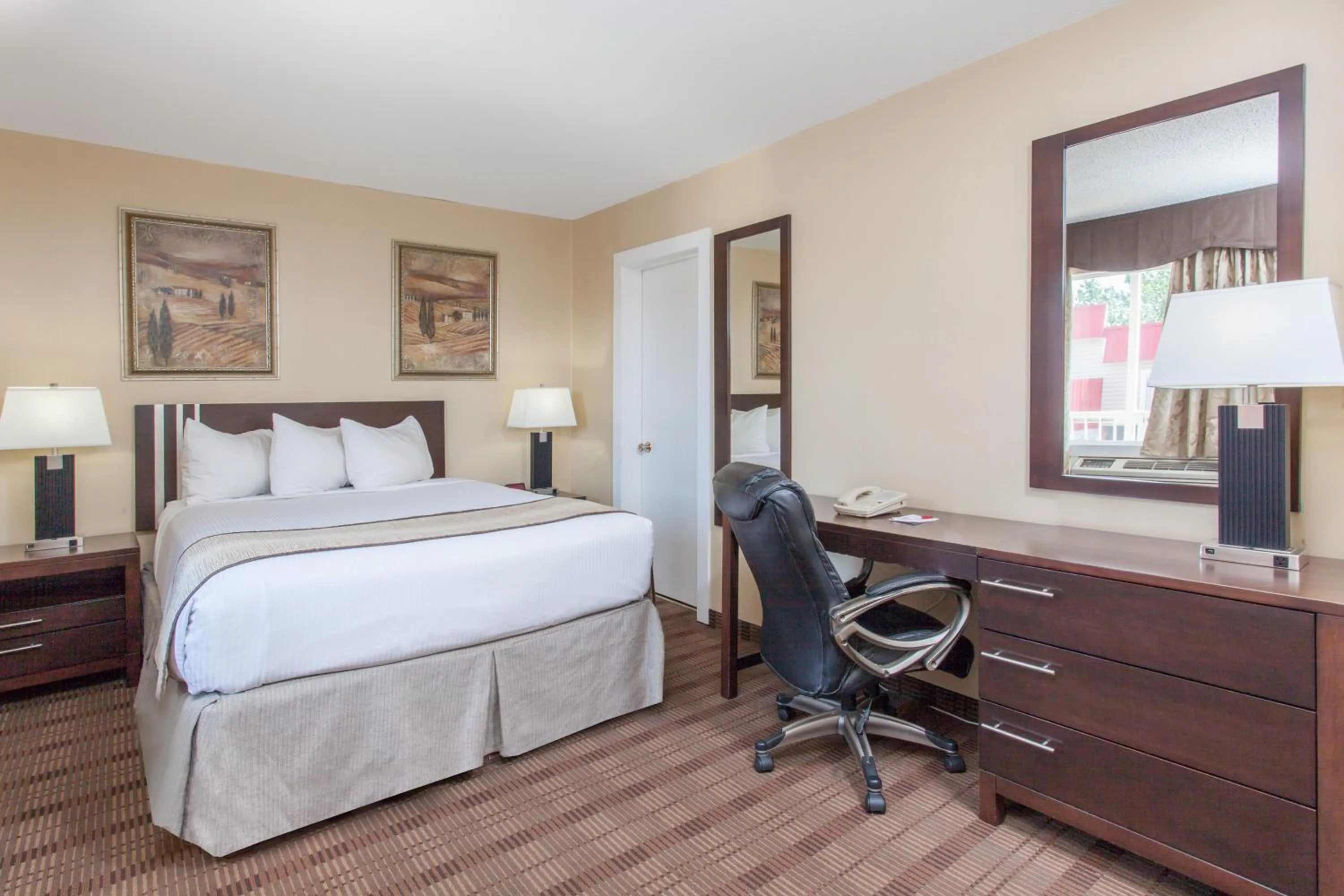 Photo of the whole room, Bed in Econo Lodge Inn & Suites