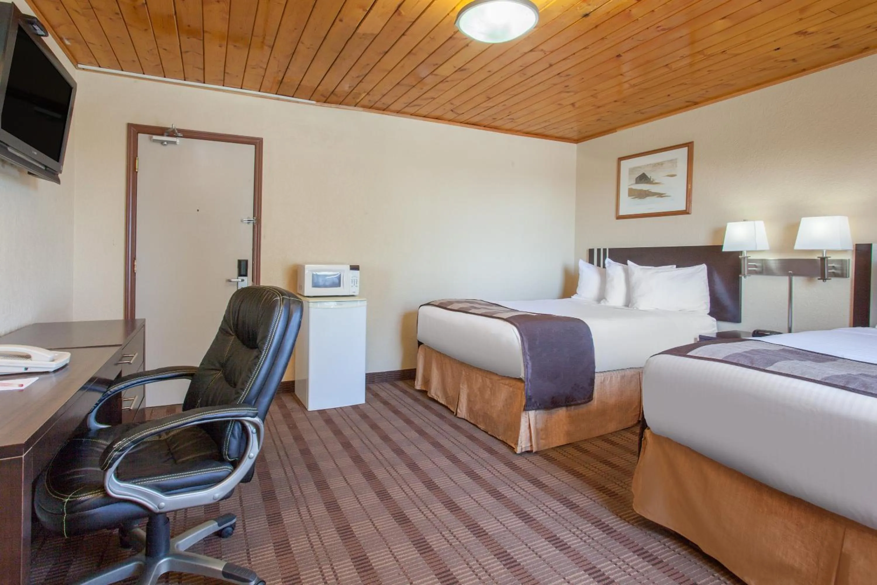 Photo of the whole room, Bed in Econo Lodge Inn & Suites