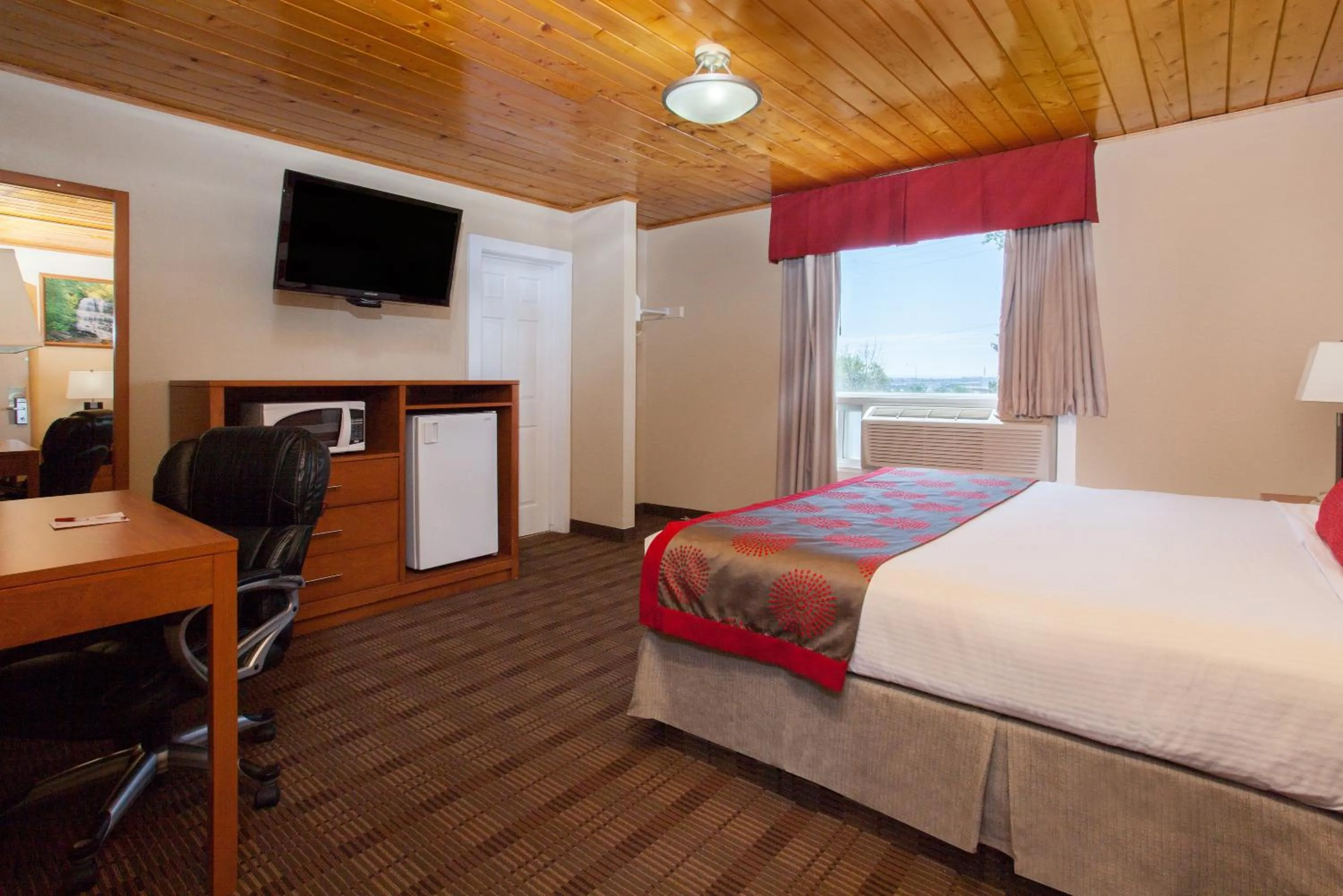 Bedroom, Bed in Econo Lodge Inn & Suites