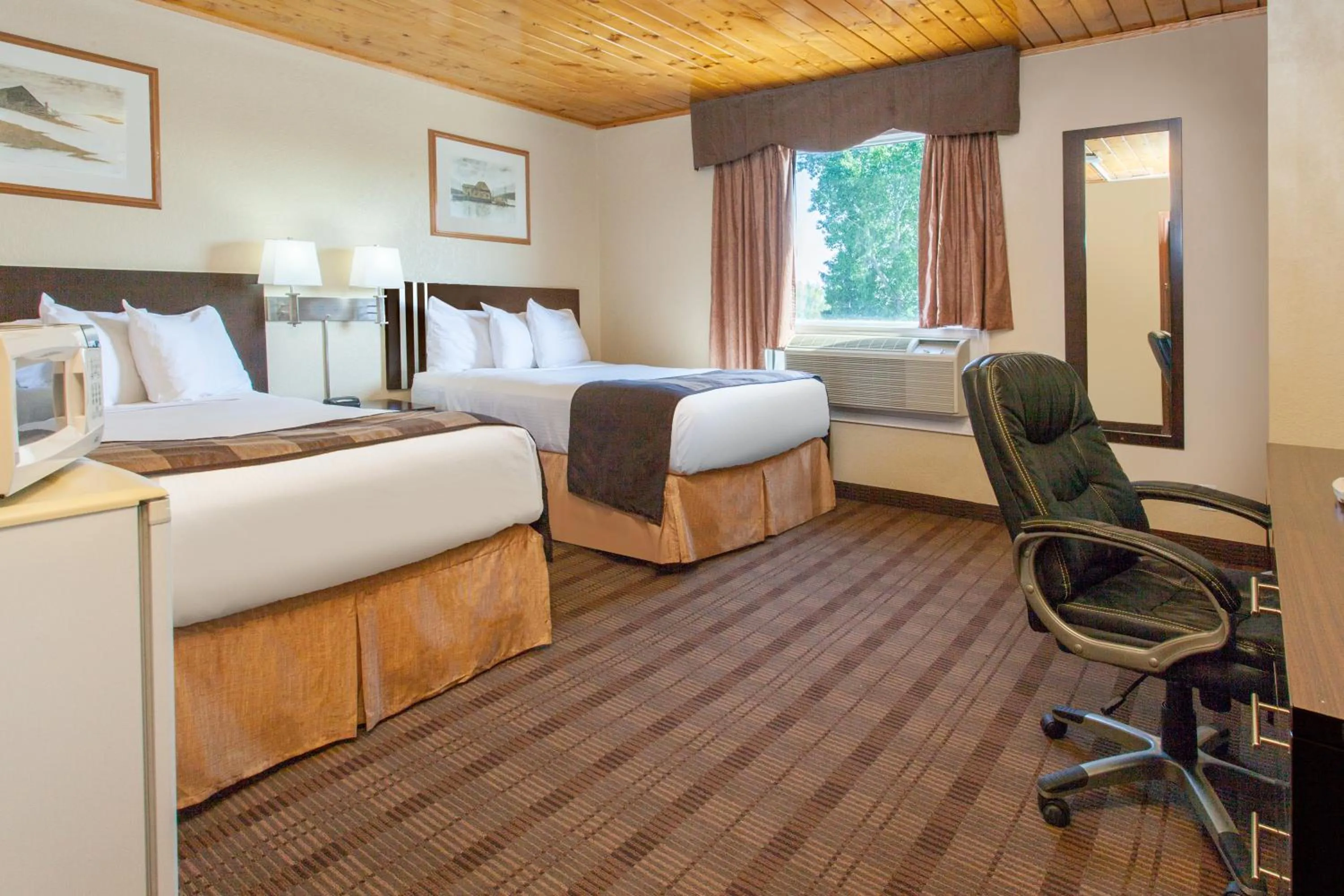 Photo of the whole room, Bed in Econo Lodge Inn & Suites