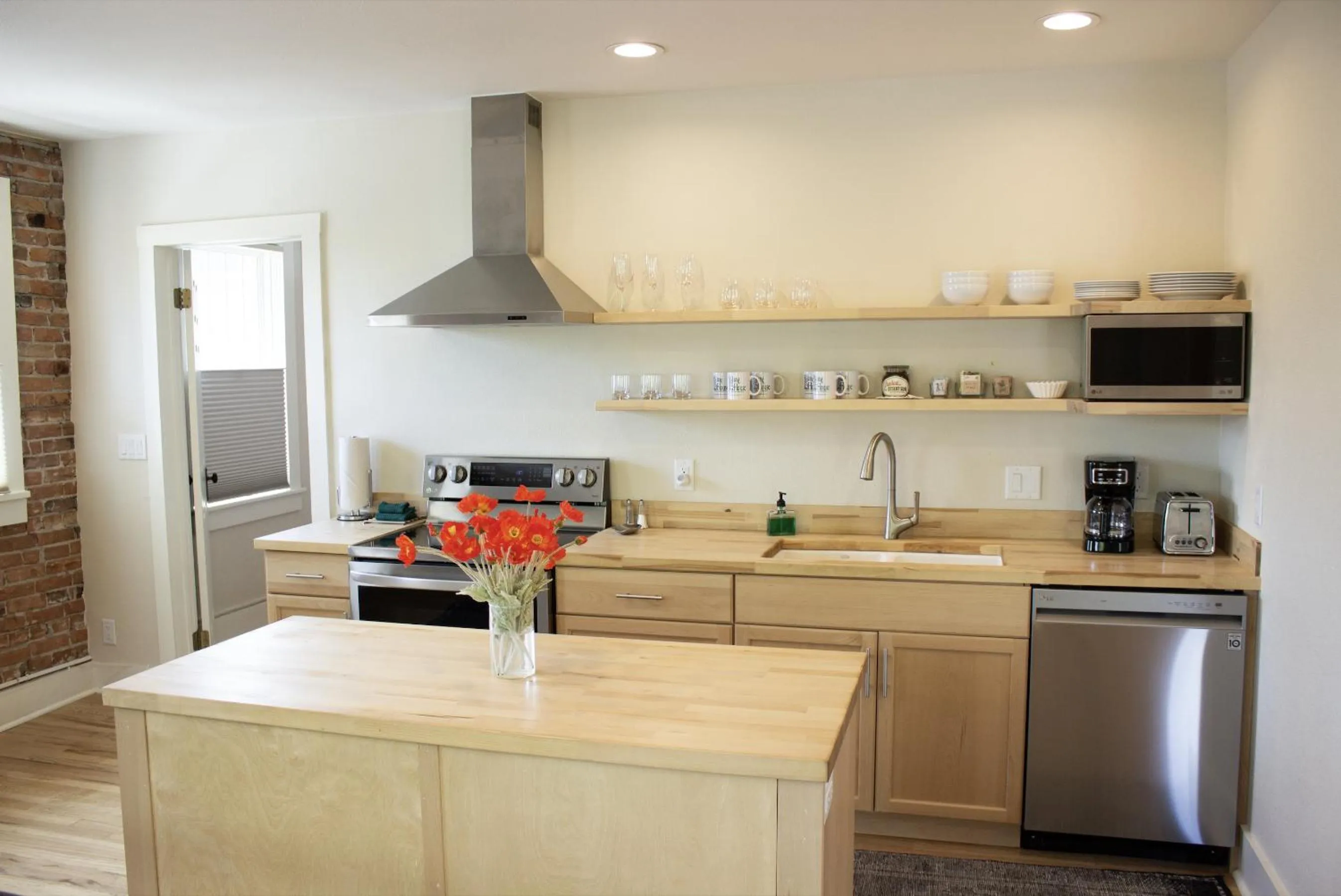 Kitchen or kitchenette in Leland House Suites of Durango