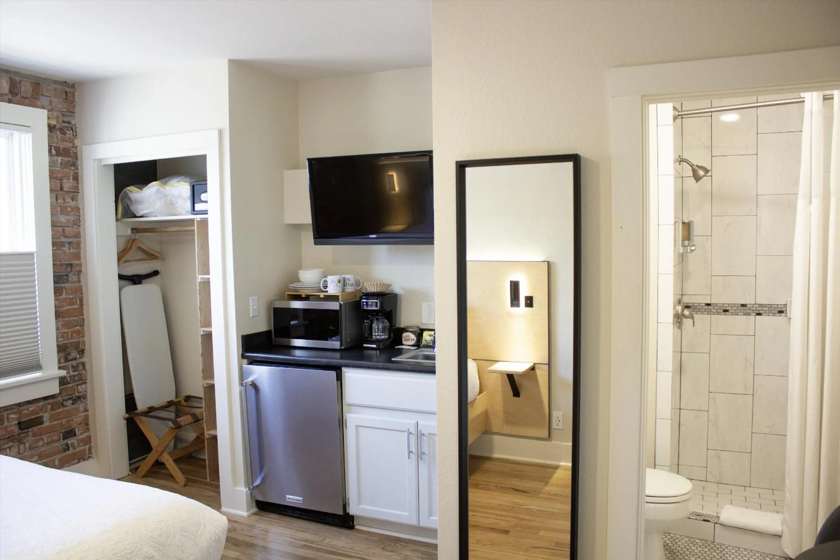 Bathroom, Bed in Leland House Suites of Durango