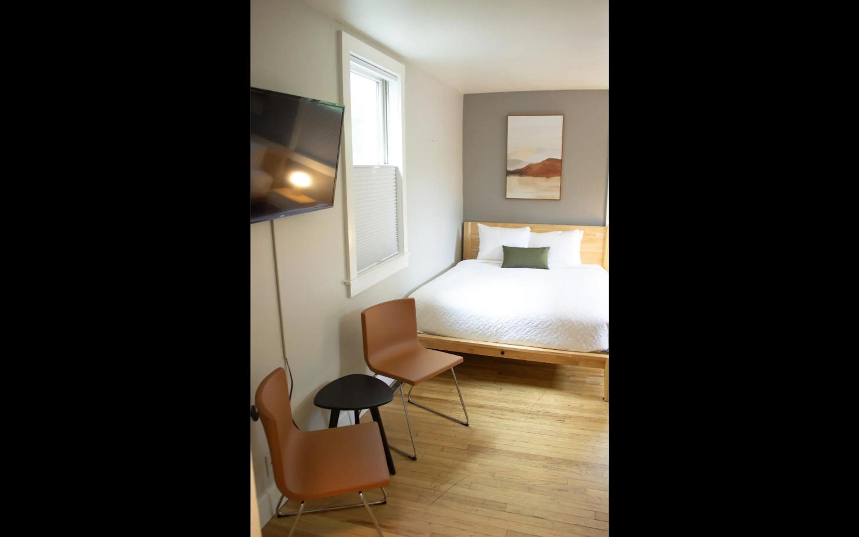 Seating area, Bed in Leland House Suites of Durango