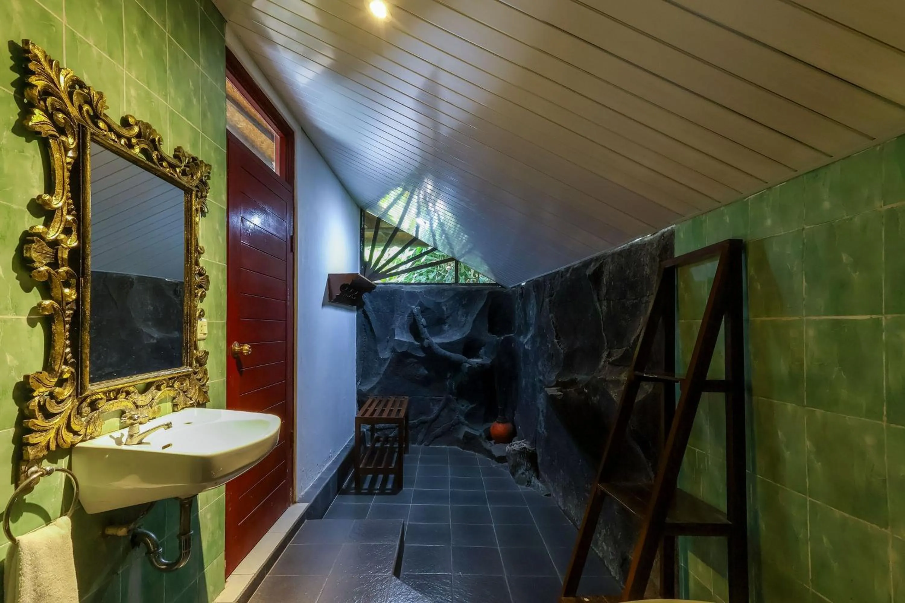 Bathroom in Taman Lituhayu Cottages Ubud