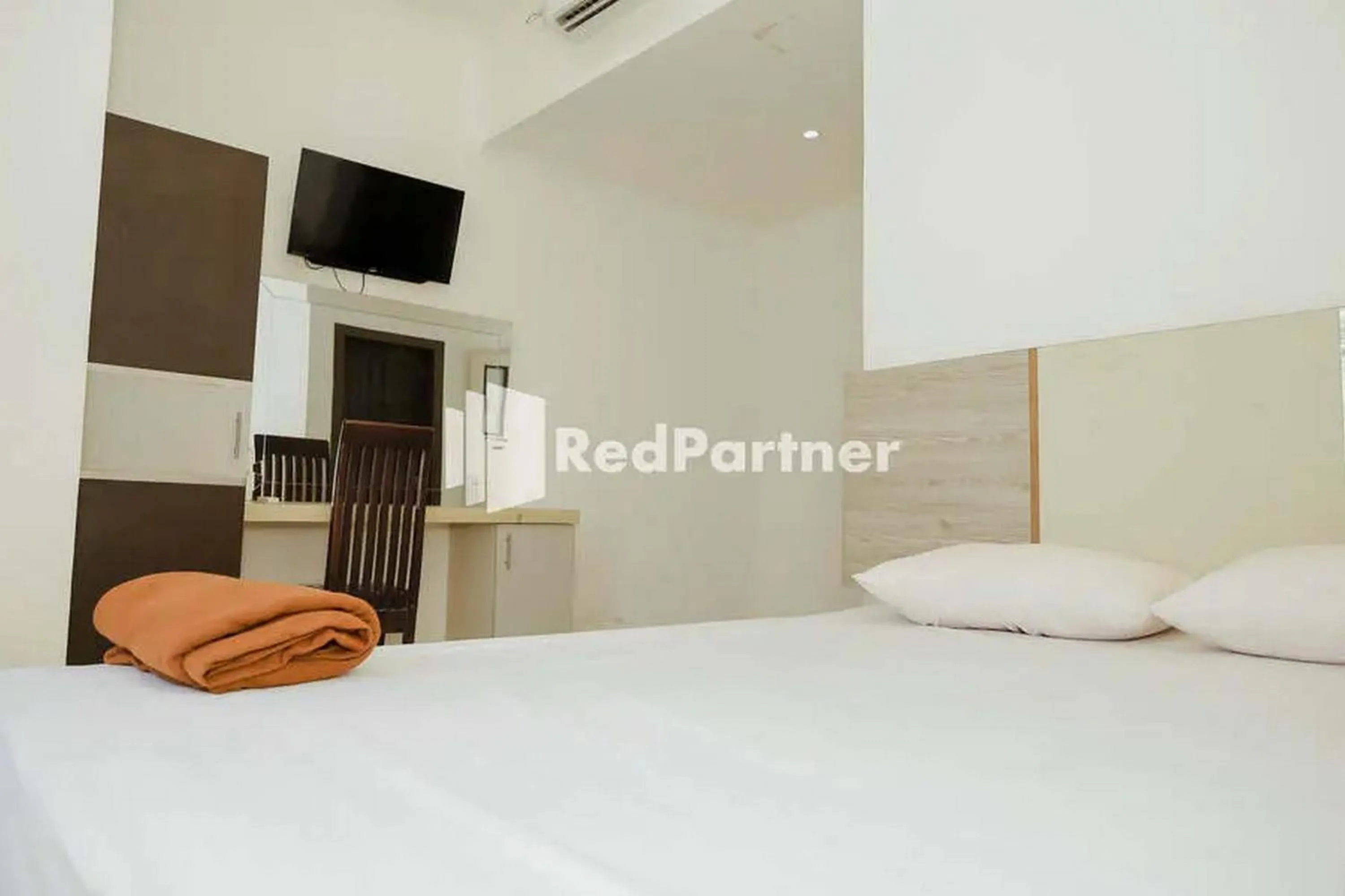 Bedroom, Bed in Radja Homestay Kendari RedPartner