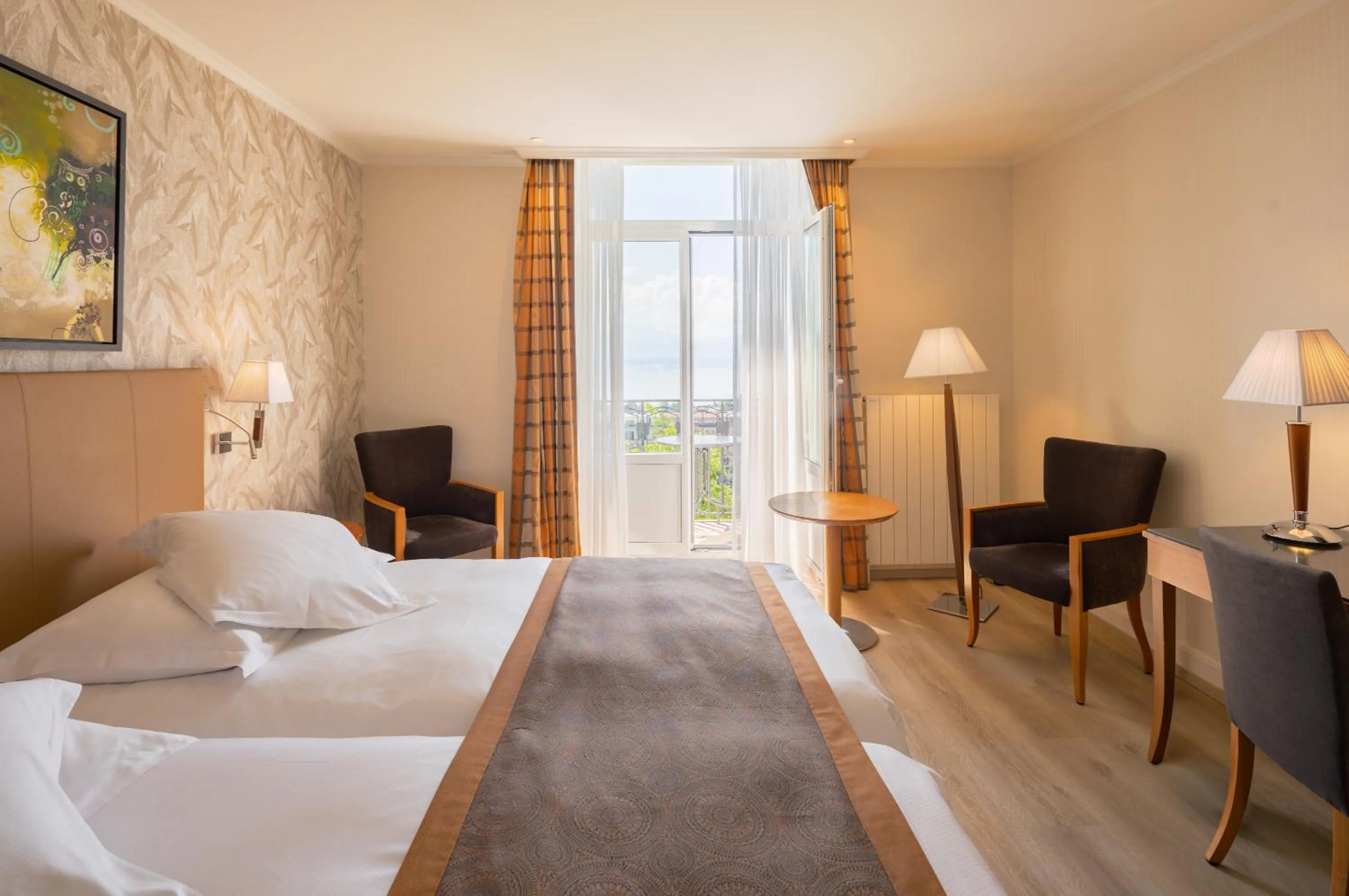 Photo of the whole room, Bed in Hôtel de la Paix Lausanne