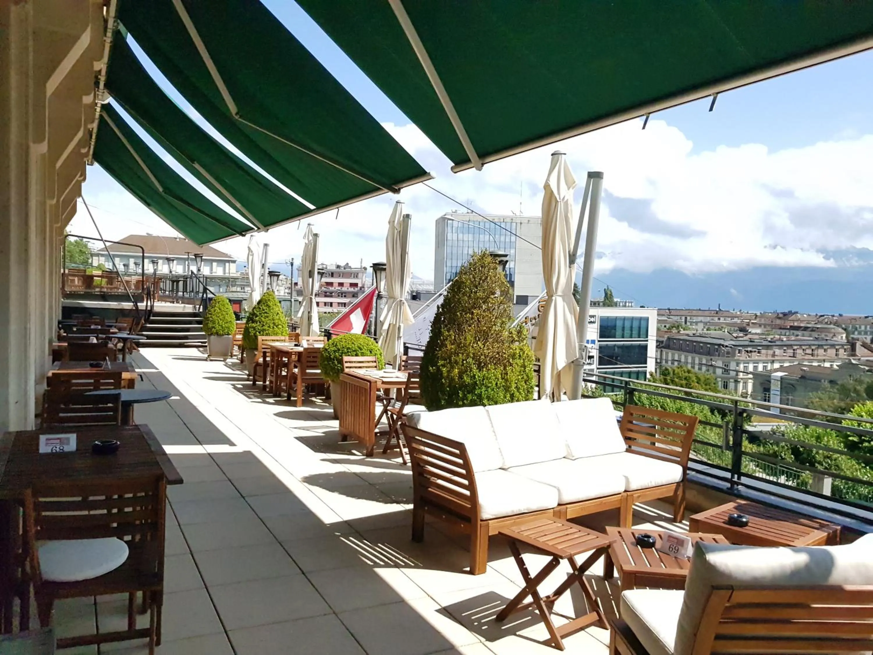 Patio in Hôtel de la Paix Lausanne