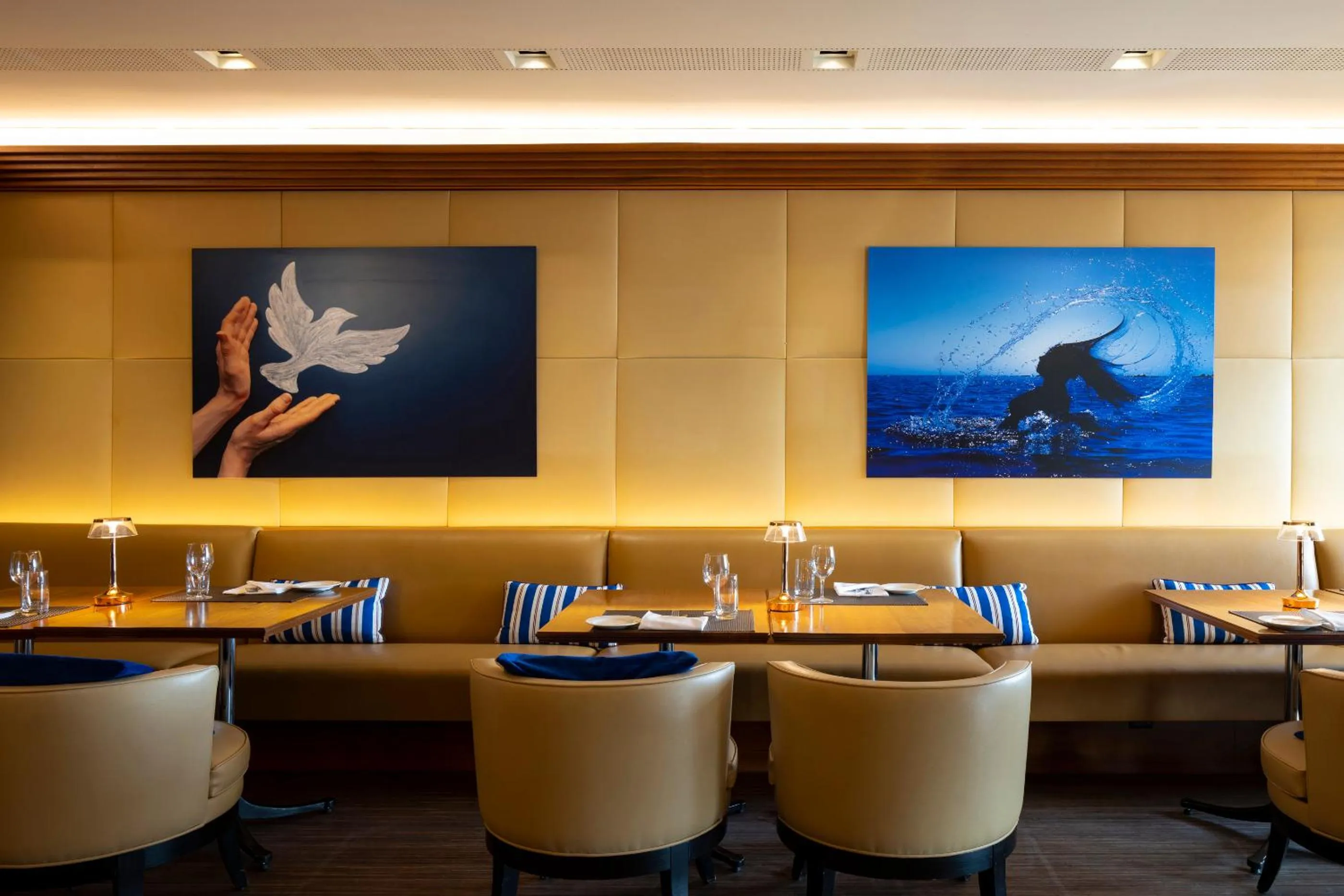 Lounge or bar in Hôtel de la Paix Lausanne