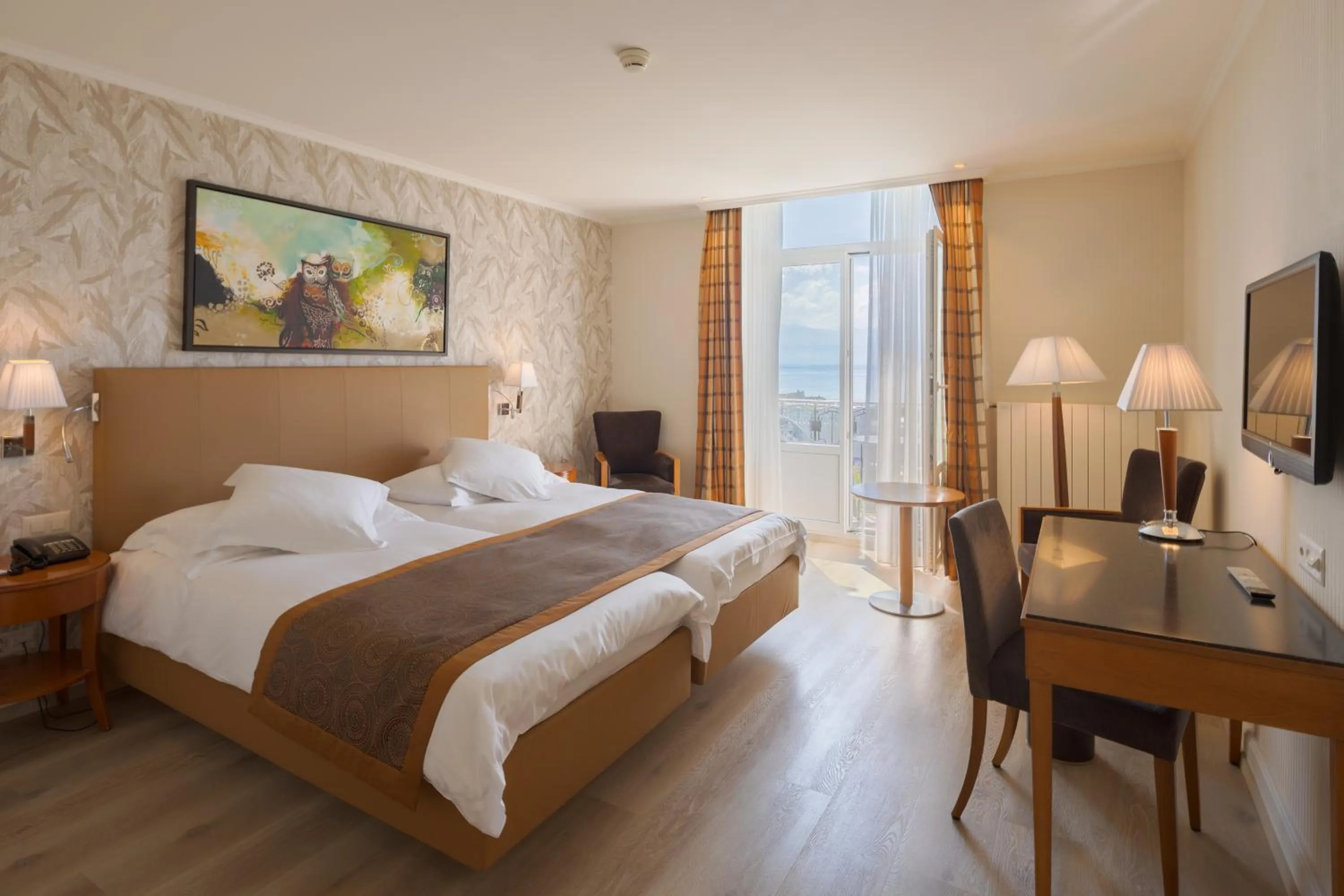 Photo of the whole room, Bed in Hôtel de la Paix Lausanne