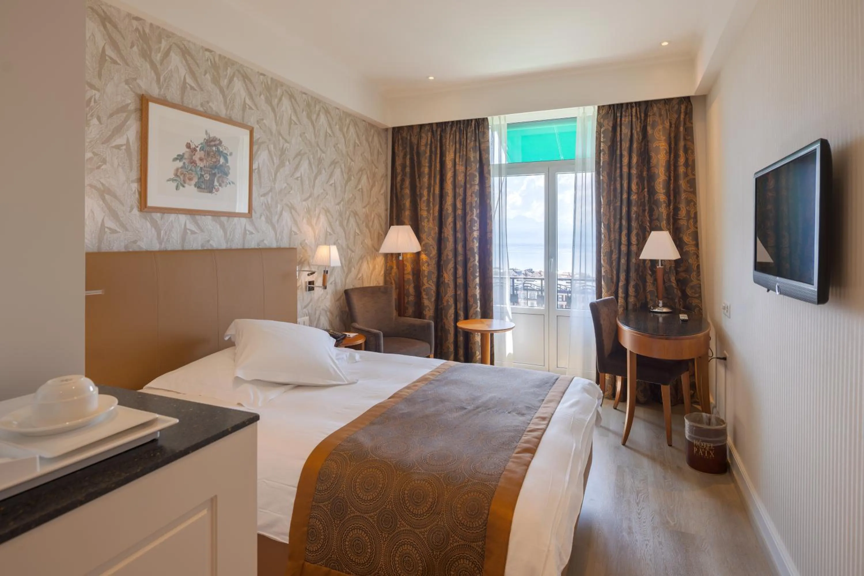 Photo of the whole room, Bed in Hôtel de la Paix Lausanne