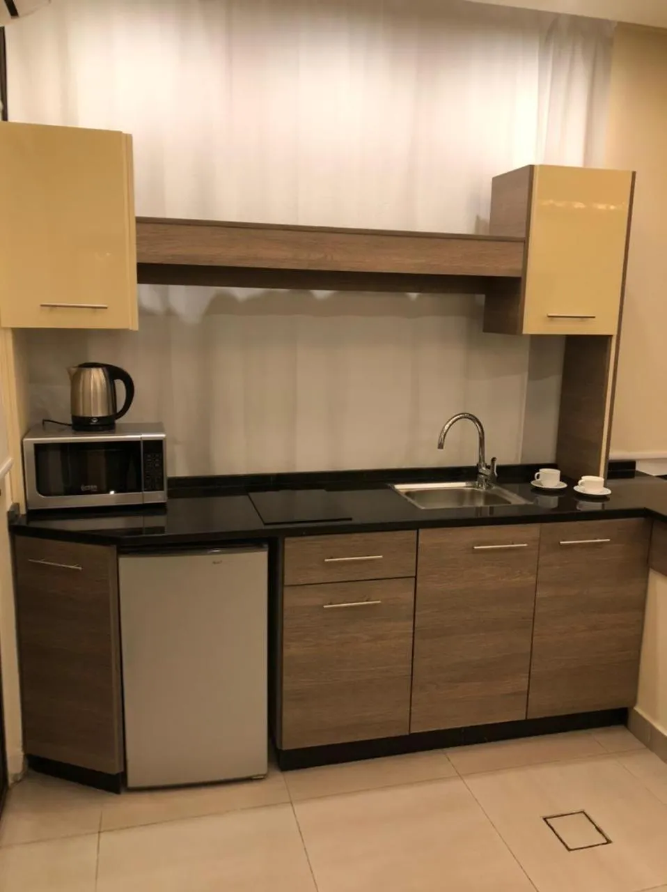 Kitchen or kitchenette in AlQimah Hotel Apartments