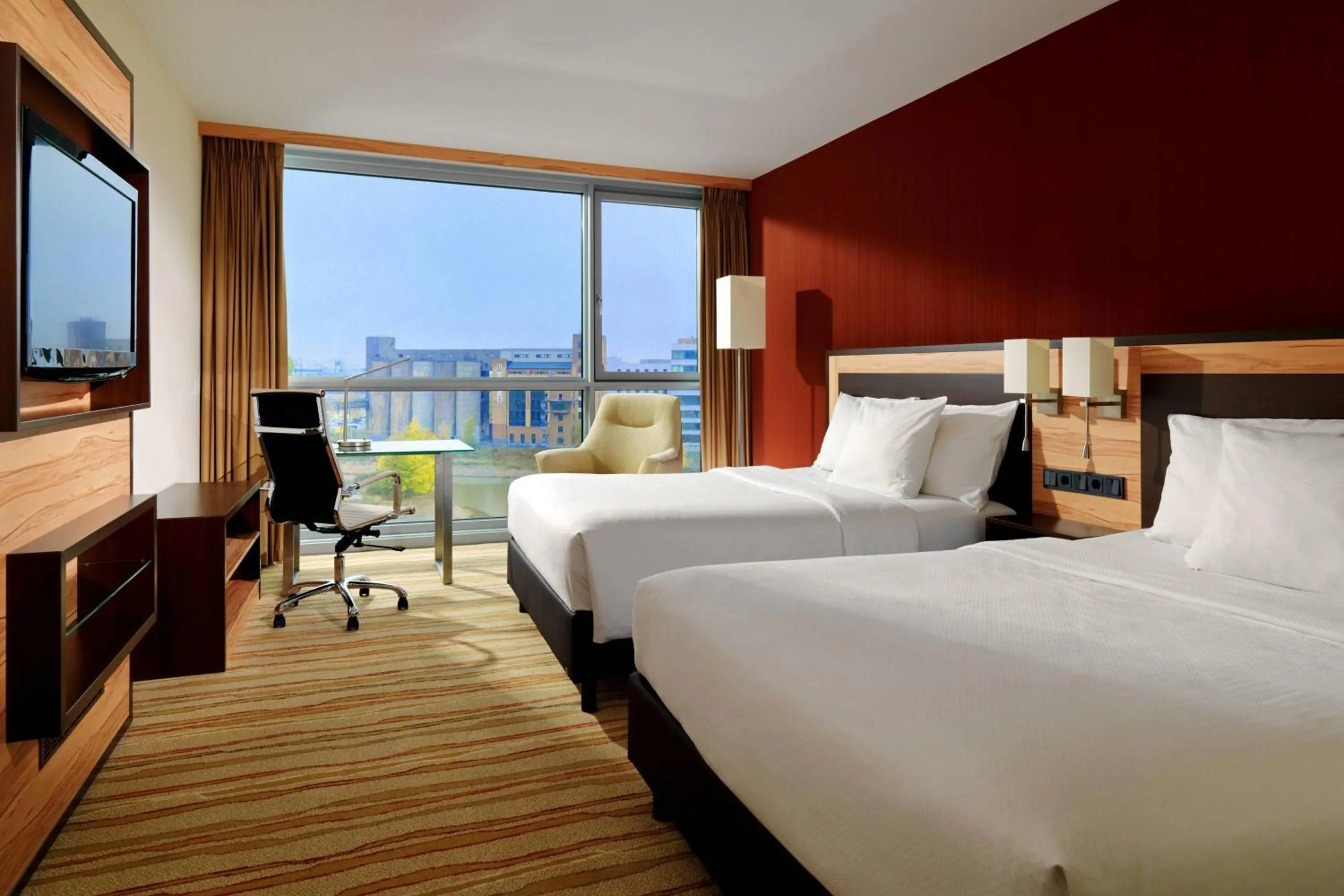 Photo of the whole room, Bed in Courtyard by Marriott Duesseldorf Hafen