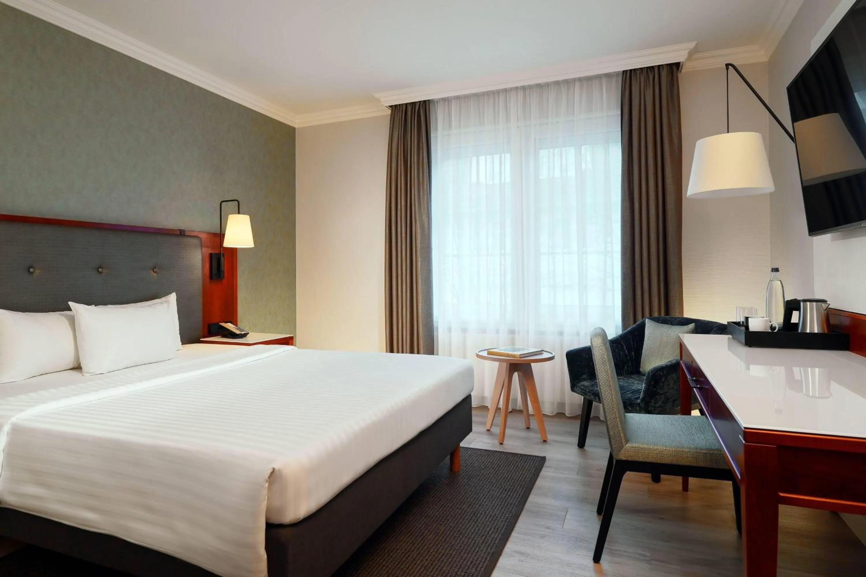 Photo of the whole room, Bed in Courtyard by Marriott Hamburg Airport