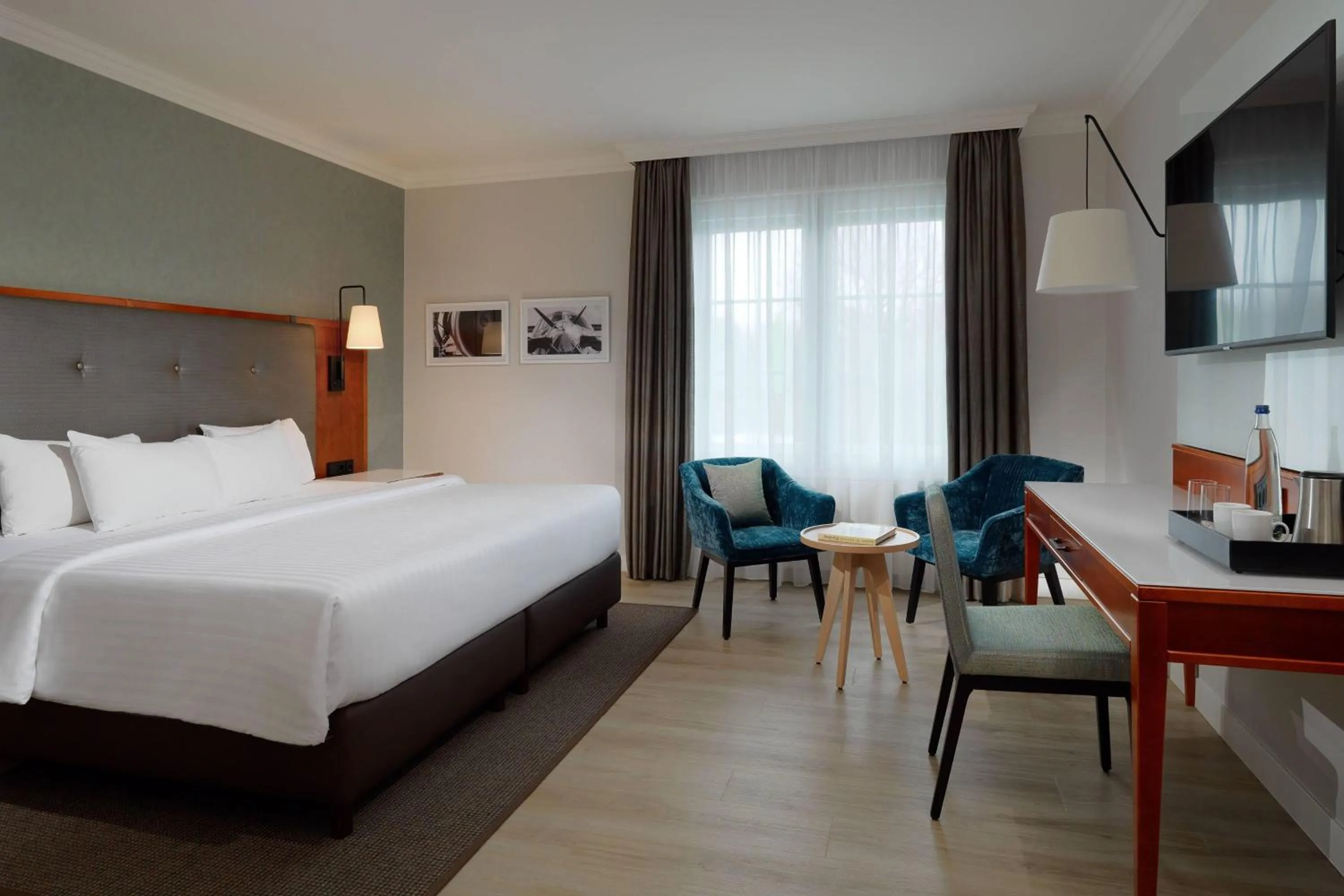 Photo of the whole room, Bed in Courtyard by Marriott Hamburg Airport