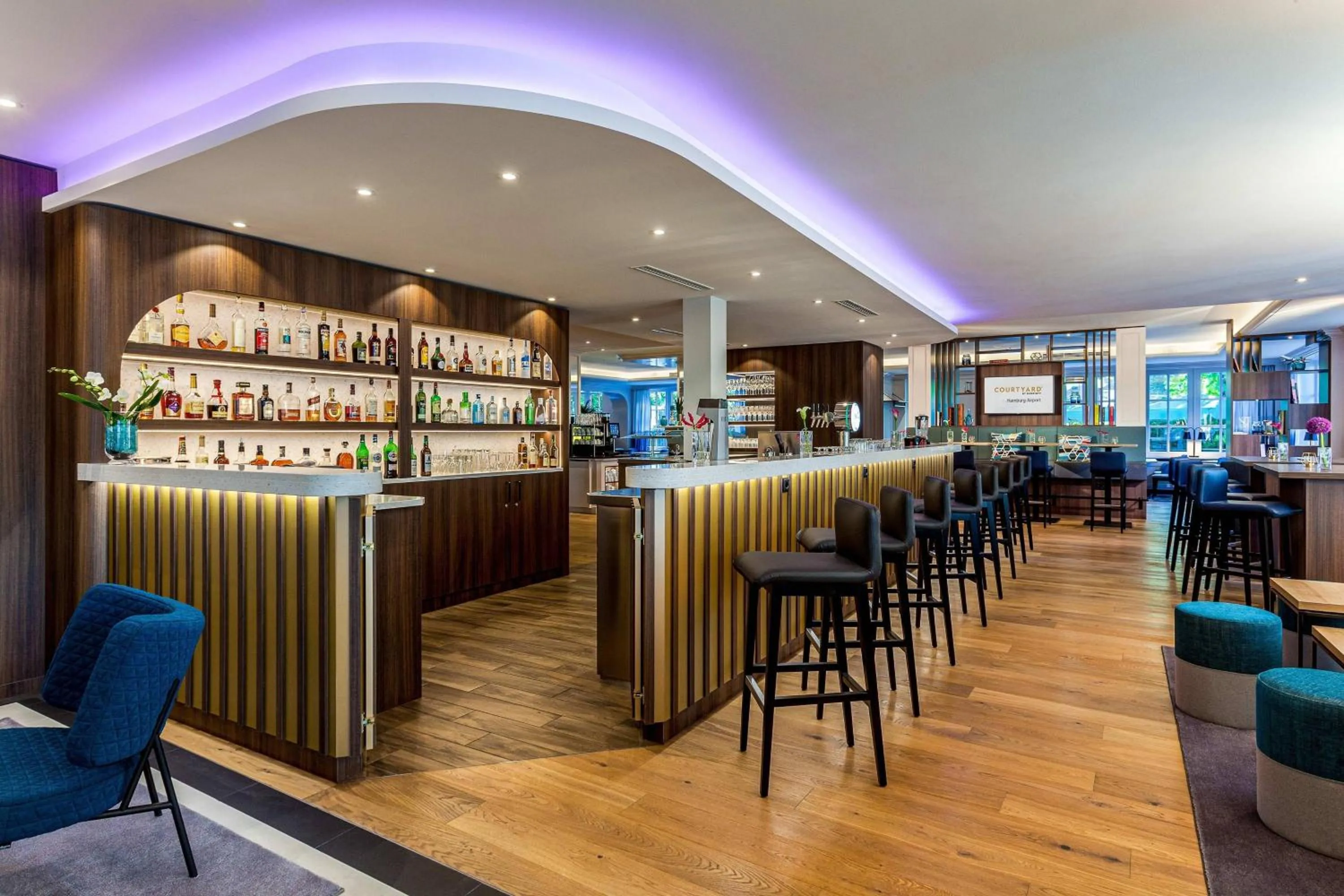 Lounge or bar in Courtyard by Marriott Hamburg Airport