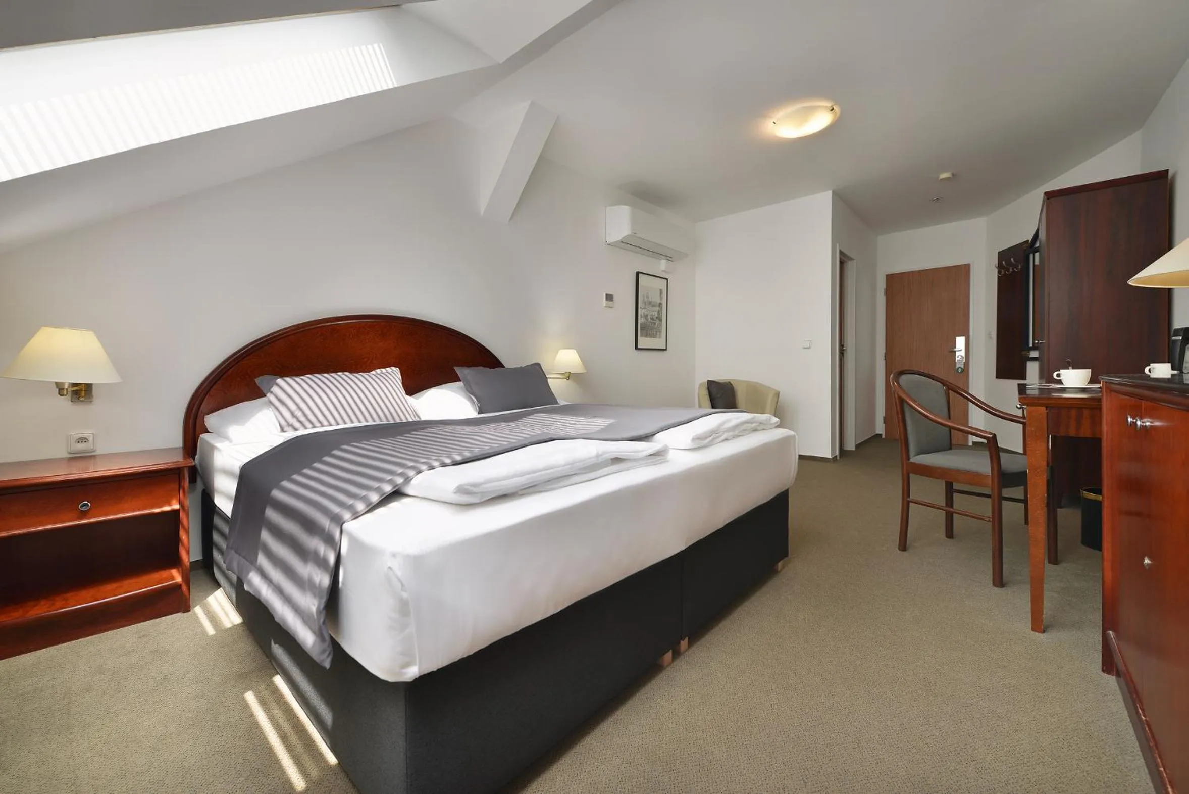 Bed in Prague Season Hotel