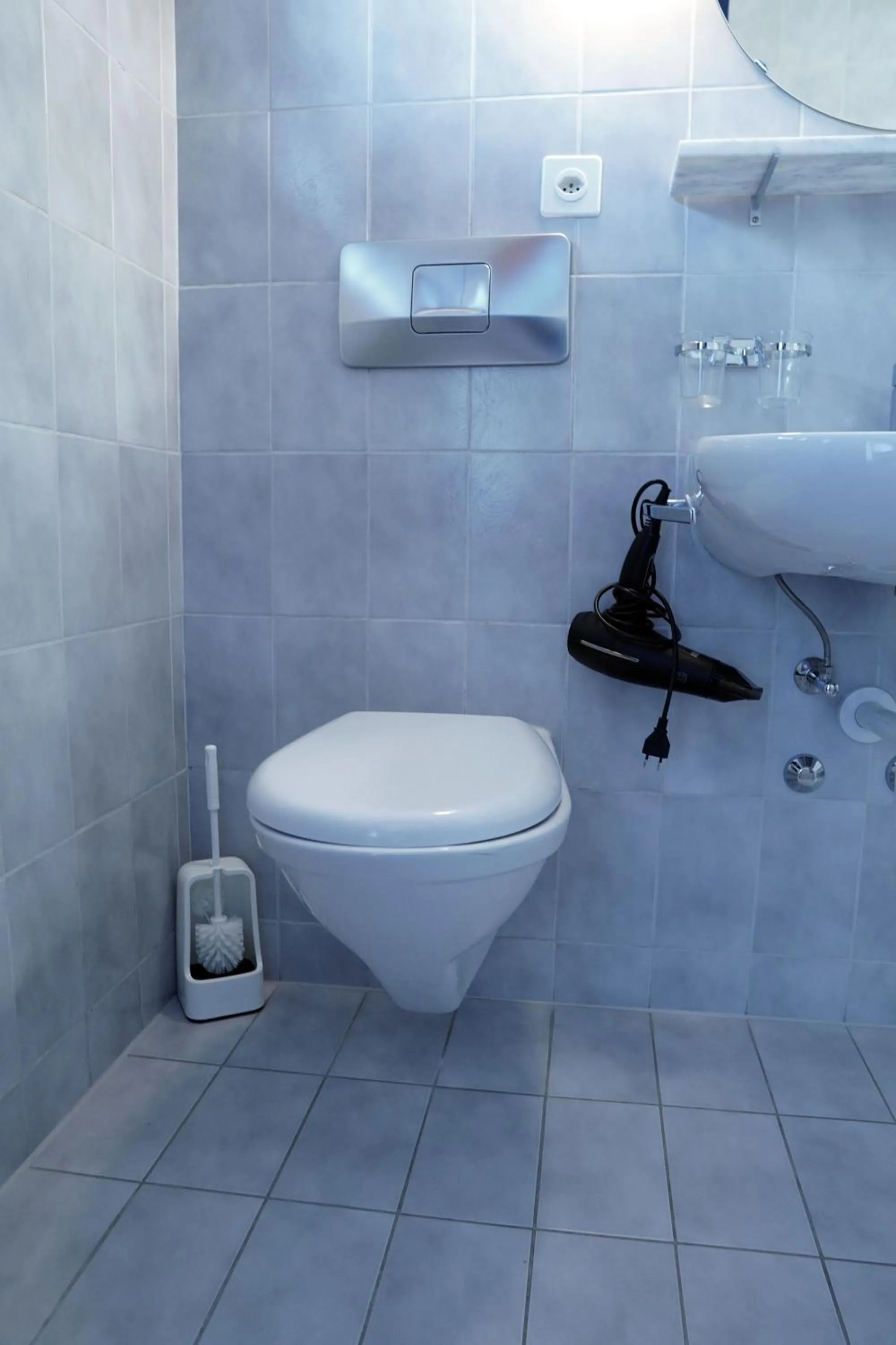 Toilet in Hotel Schiffahrt