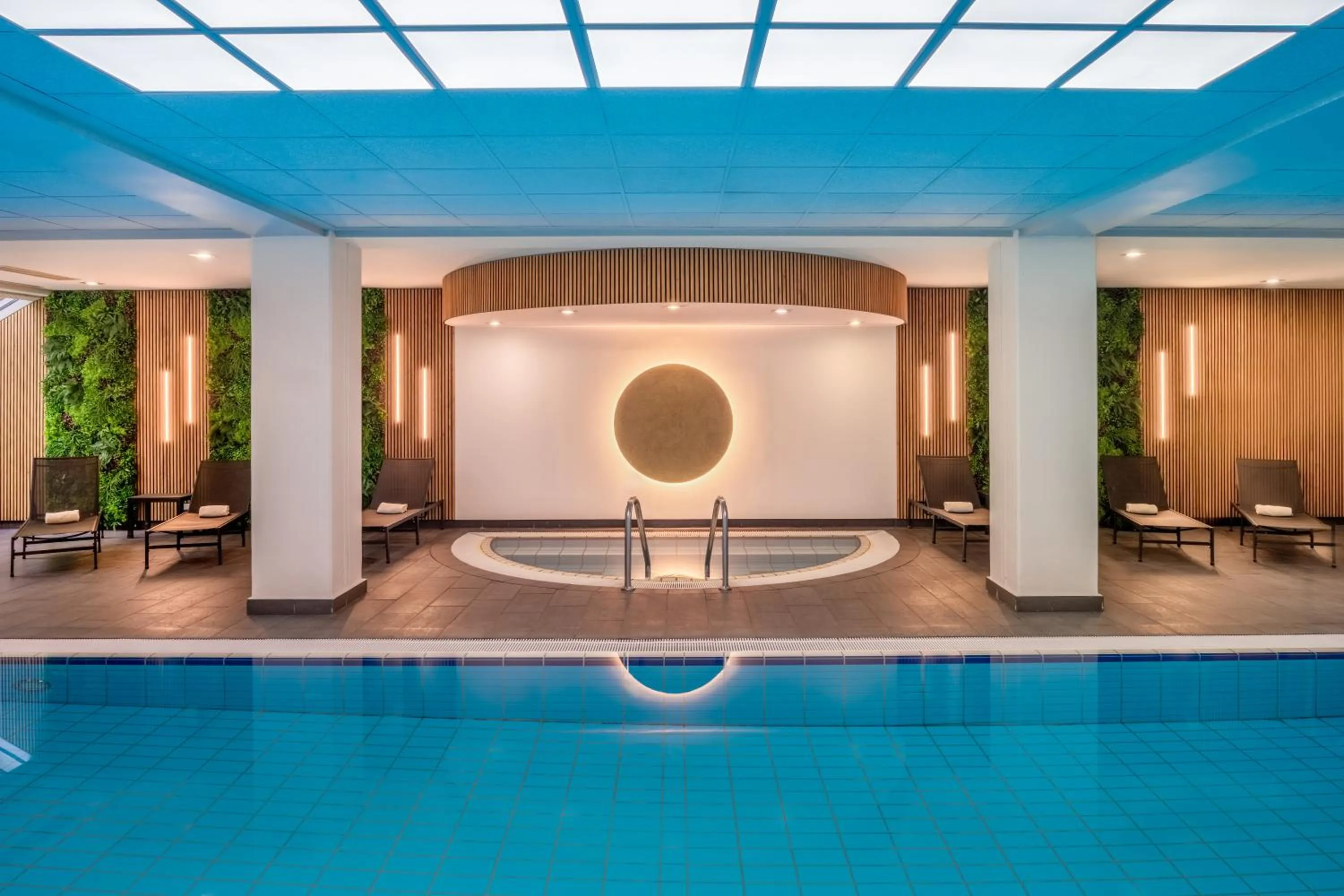 Swimming pool in Munich Marriott Hotel