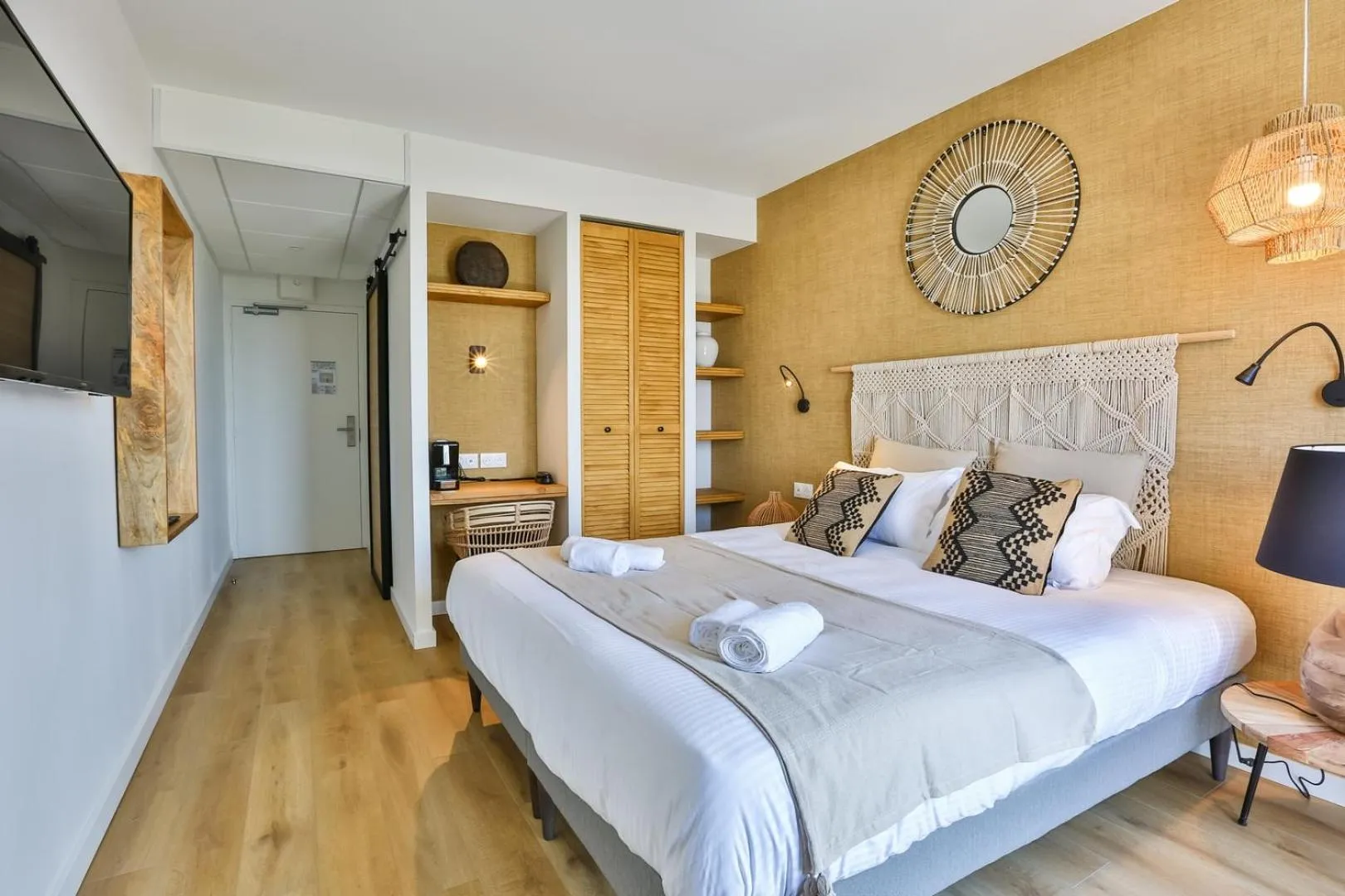 Photo of the whole room, Bed in Hôtel & Spa FACE À LA MER