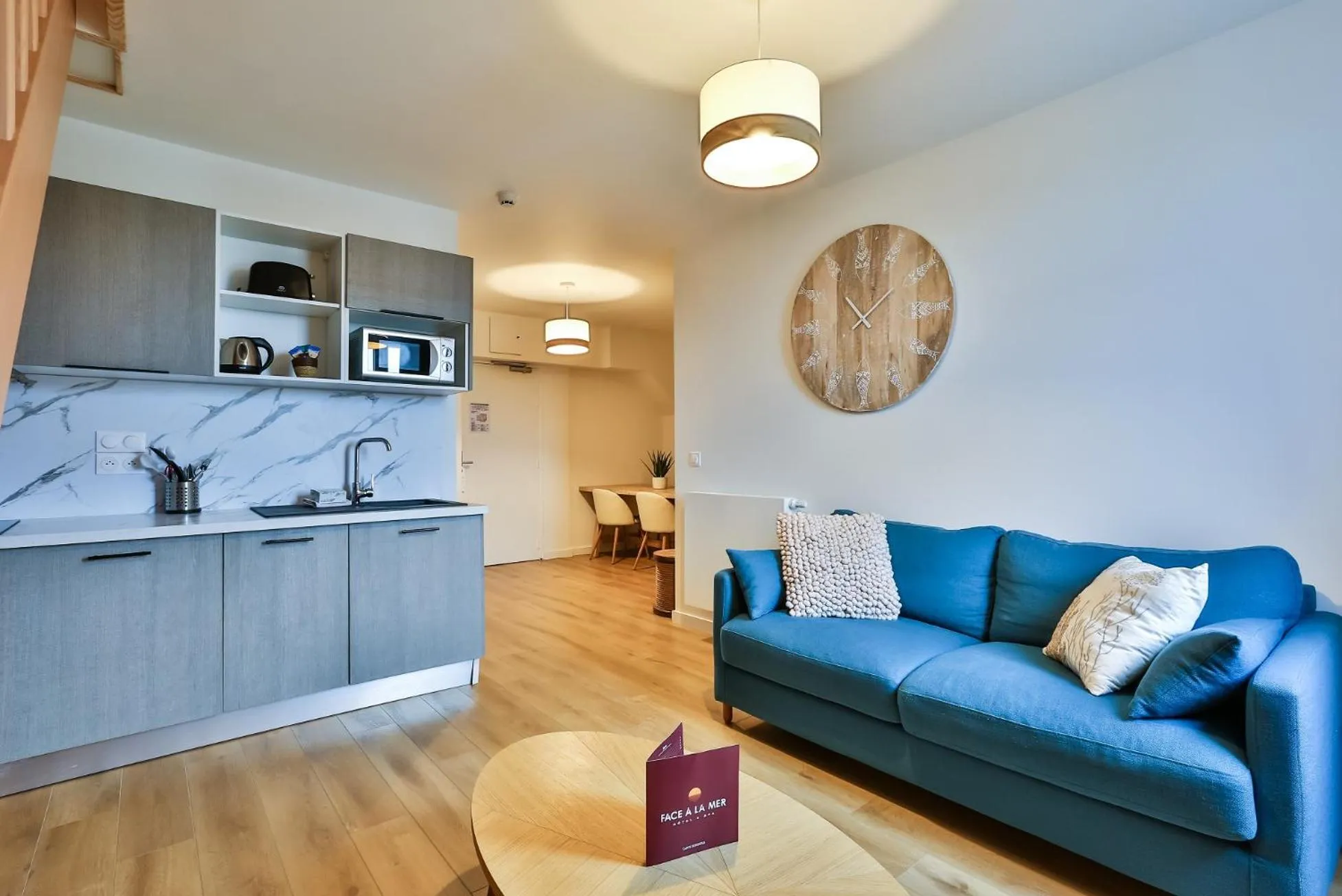 Kitchen or kitchenette in Hôtel & Spa FACE À LA MER