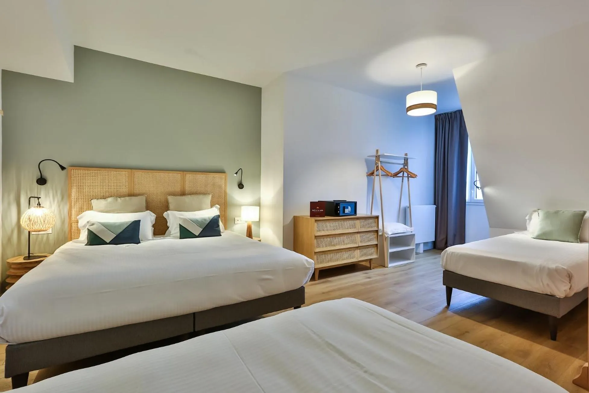 Photo of the whole room, Bed in Hôtel & Spa FACE À LA MER