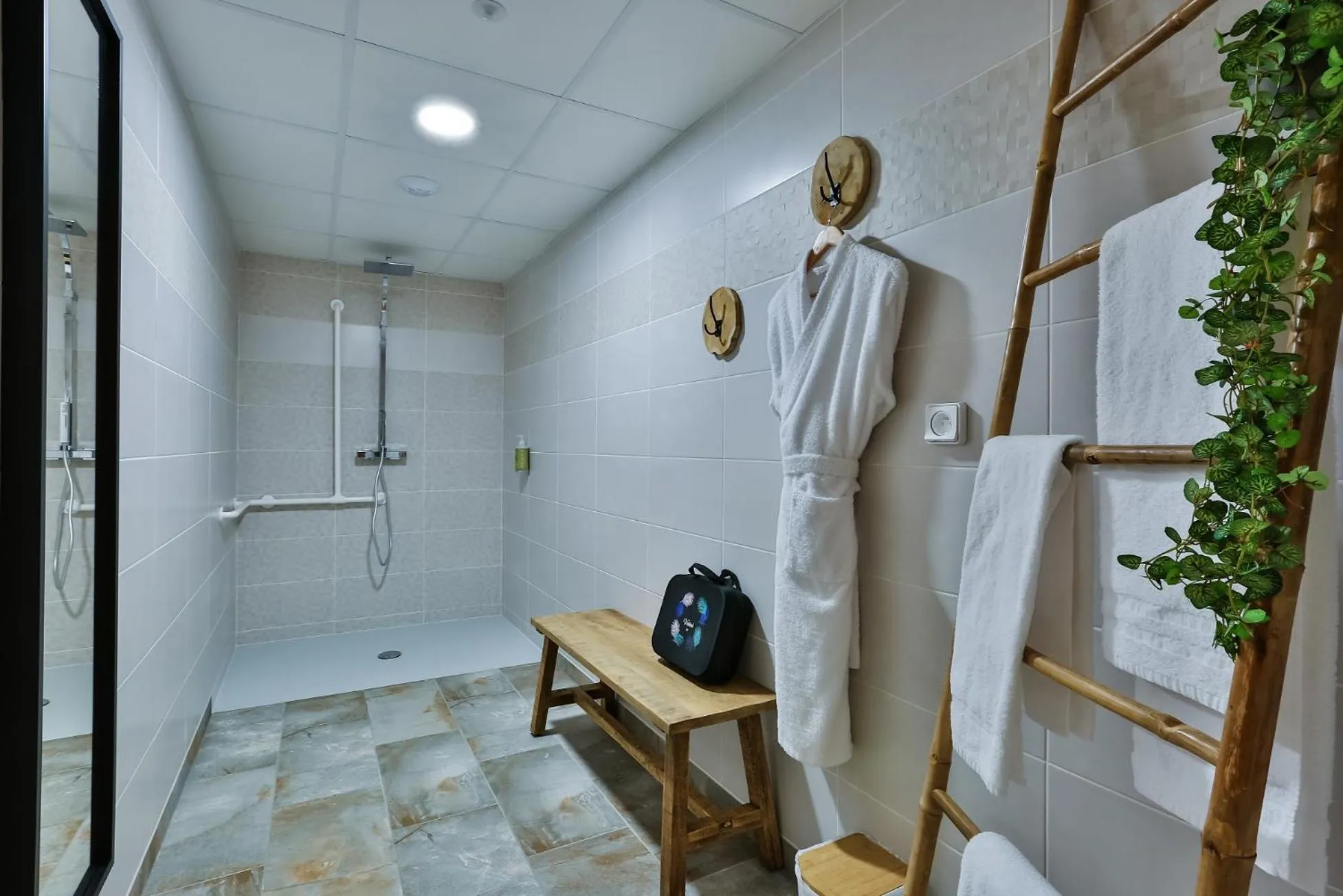 Spa and wellness centre/facilities in Hôtel & Spa FACE À LA MER