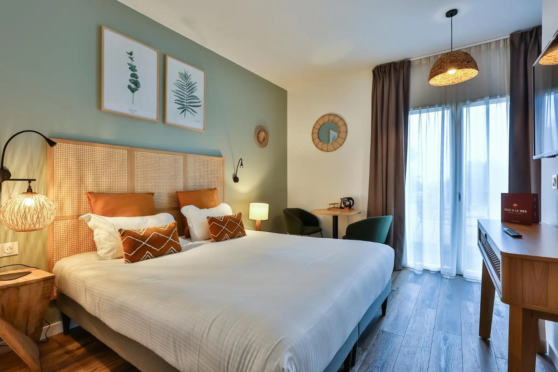 Bedroom, Bed in Hôtel & Spa FACE À LA MER