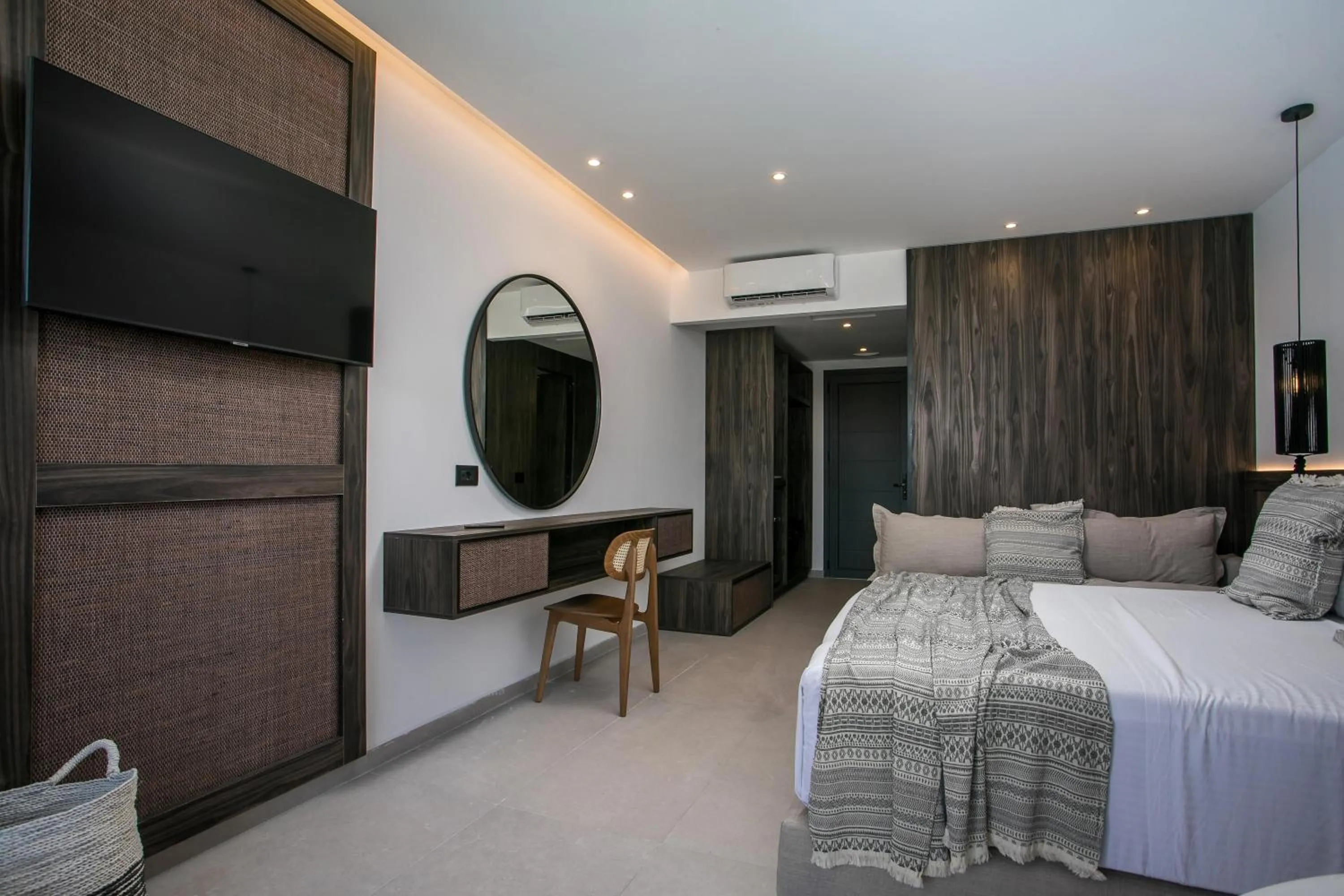 Photo of the whole room, Bed in Vanik Suites