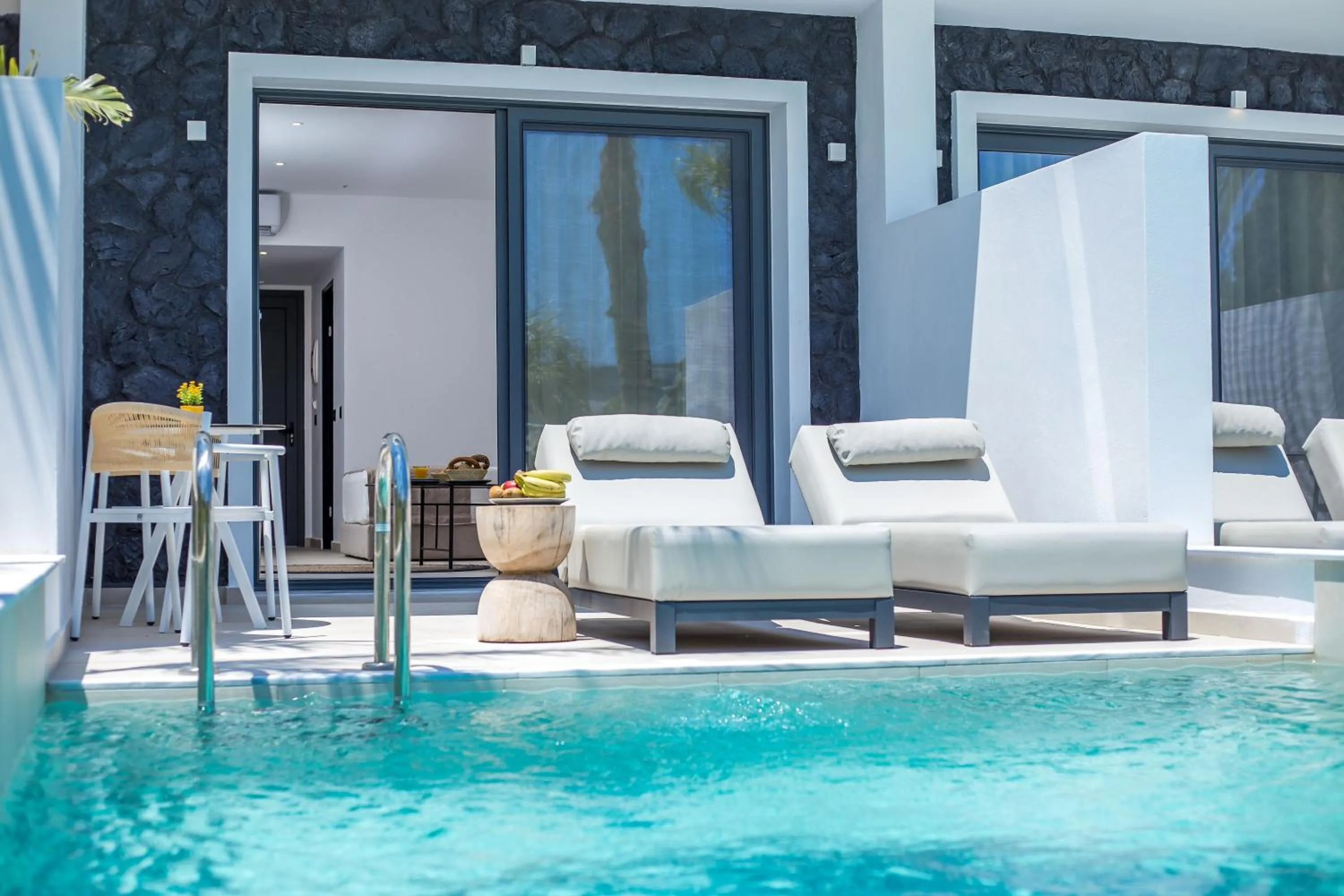 Swimming pool in Vanik Suites