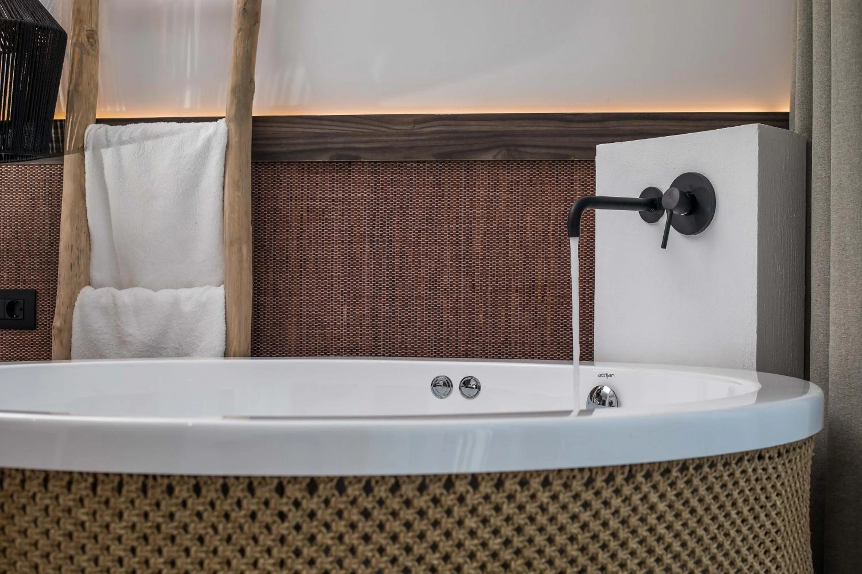 Hot Tub in Vanik Suites